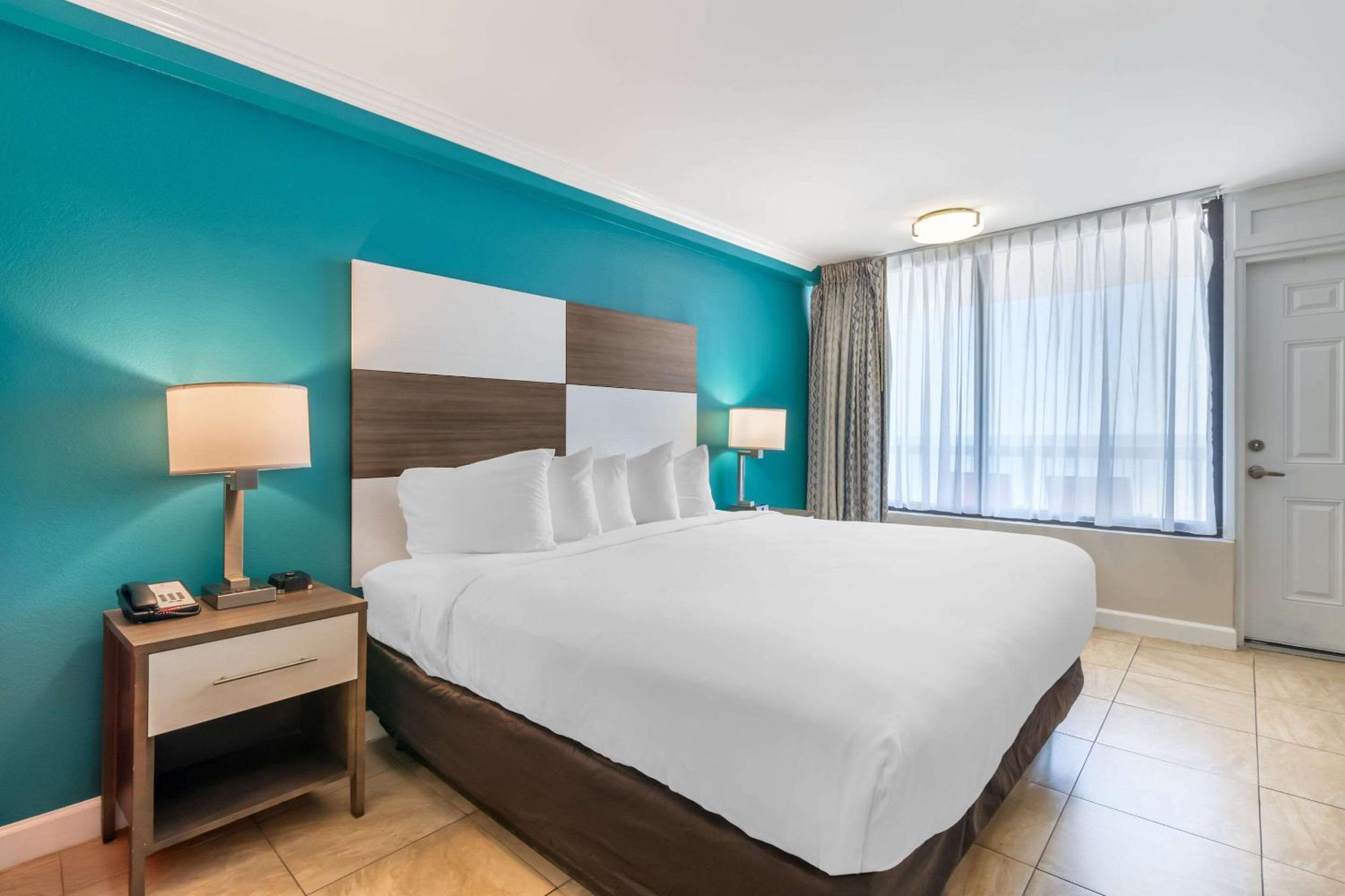 King Room with Balcony and Partial Ocean View - Photo 2