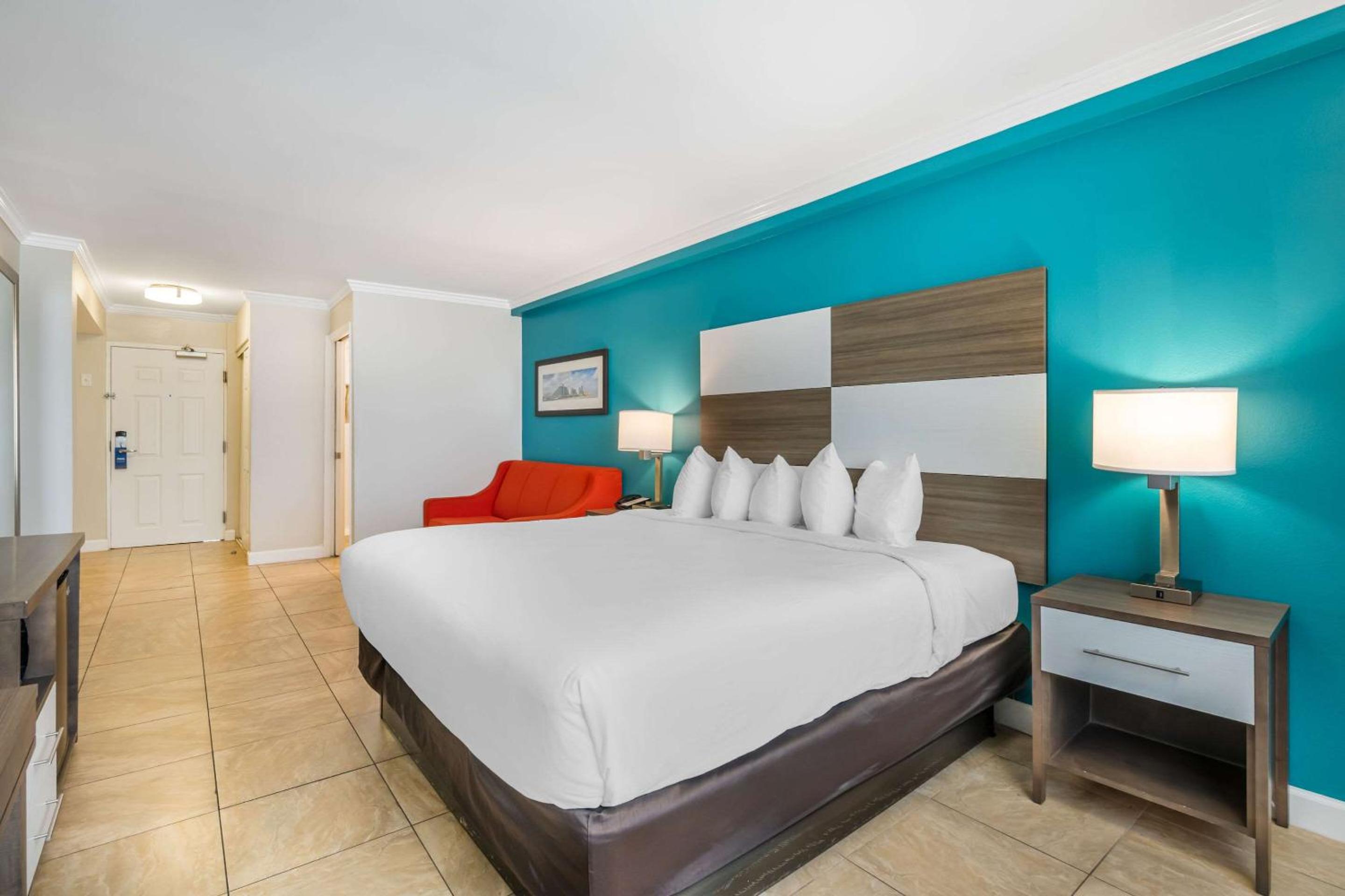 King Room with Balcony and Partial Ocean View - Photo 3