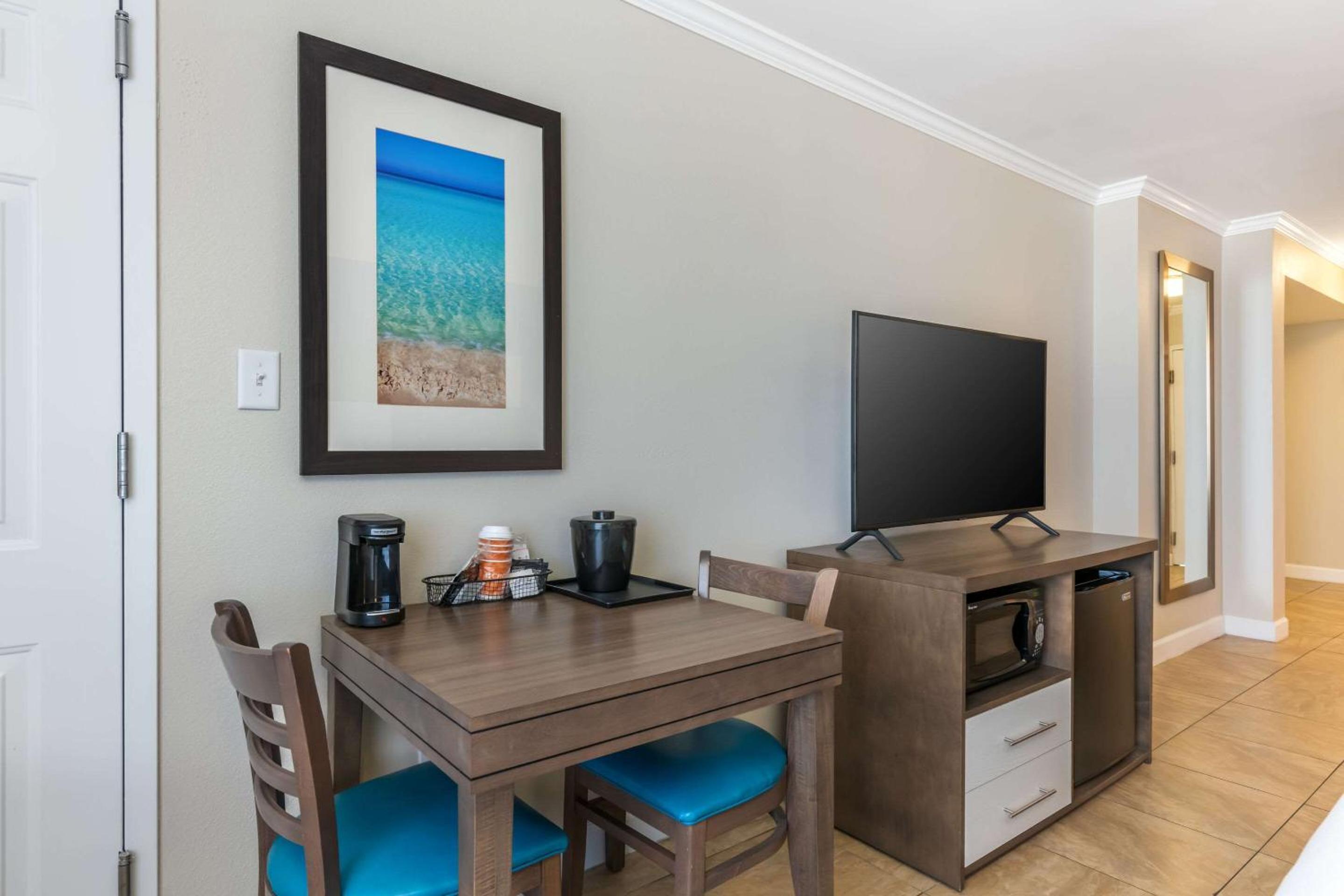 King Room with Balcony and Partial Ocean View - Photo 6