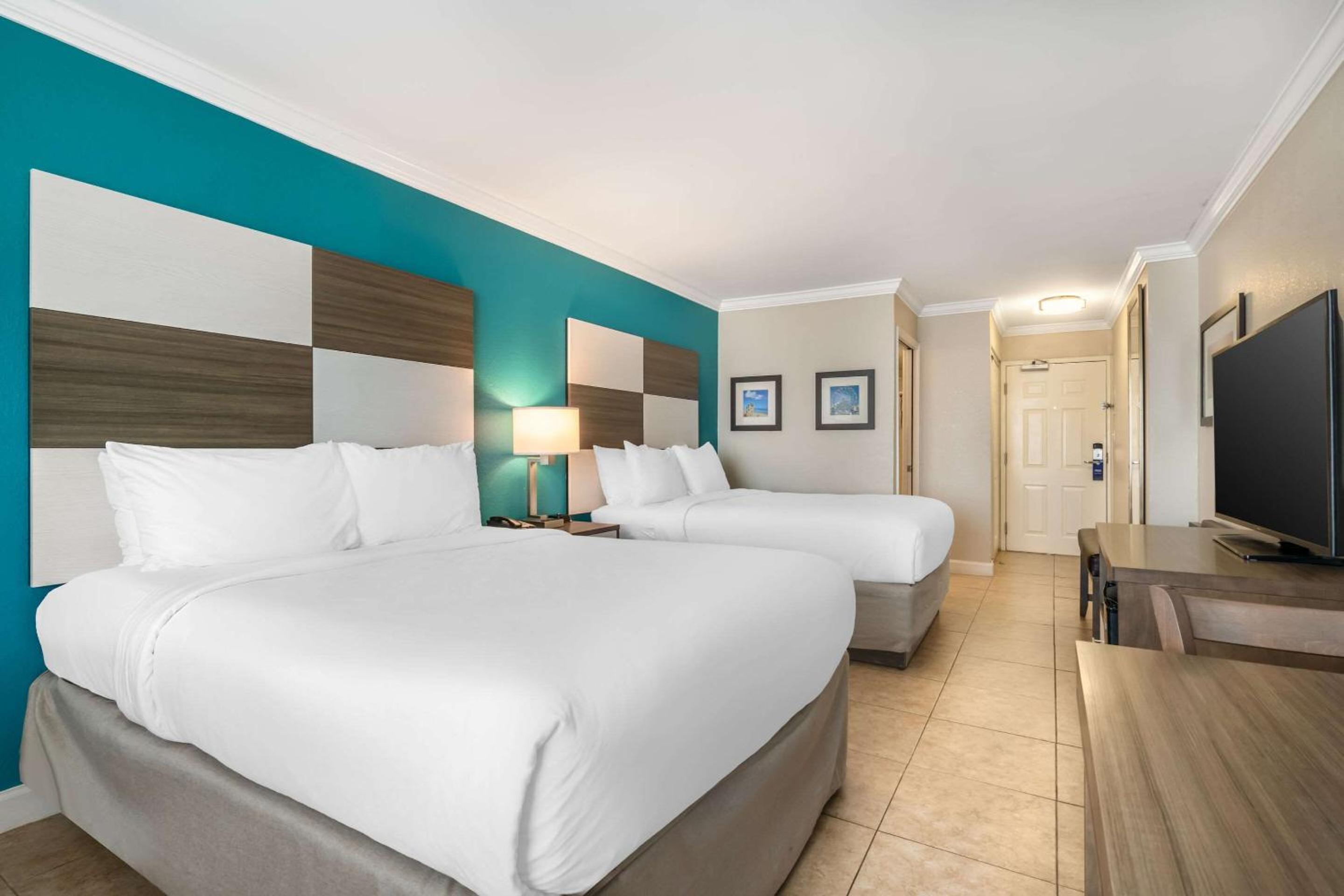 Queen Room Ocean Front with Two Queen Beds and Balcony - Non-Smoking - Photo 5