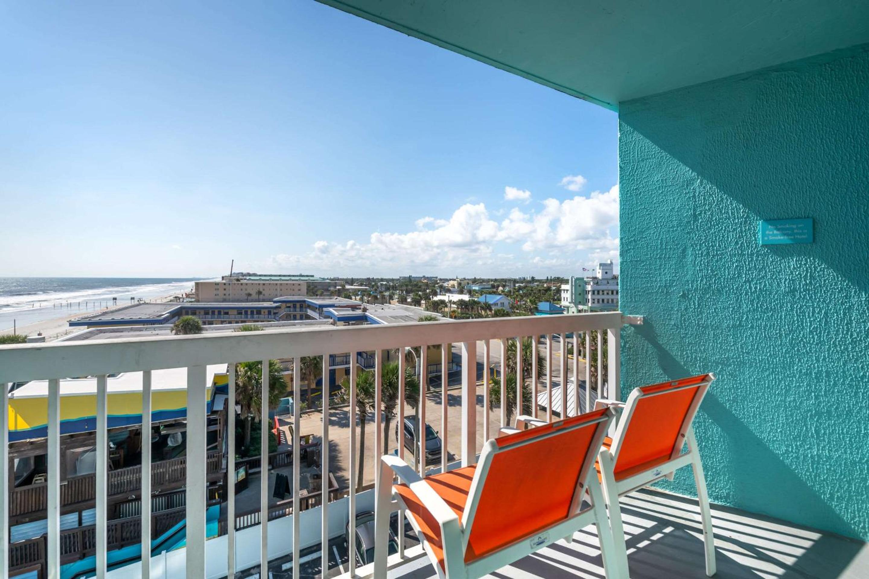 Queen Room Ocean Front with Two Queen Beds and Balcony - Non-Smoking - Photo 6