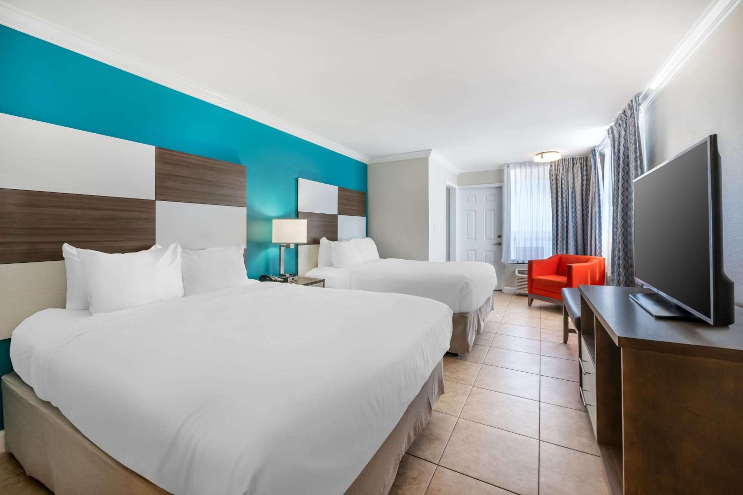 Queen Suite with Two Queen Beds and Balcony/Oceanfront - Upper Floor - Photo 1