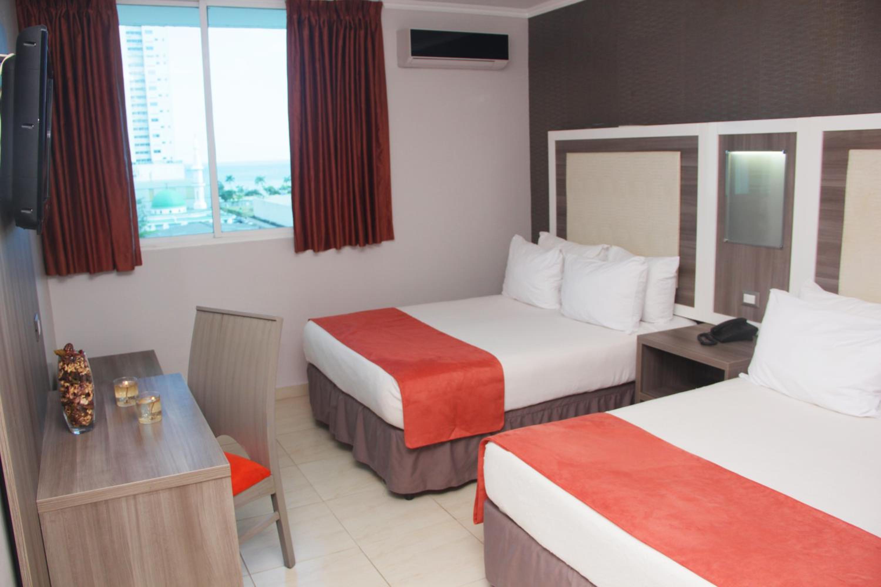 Double Room with Two Double Beds - Photo 2