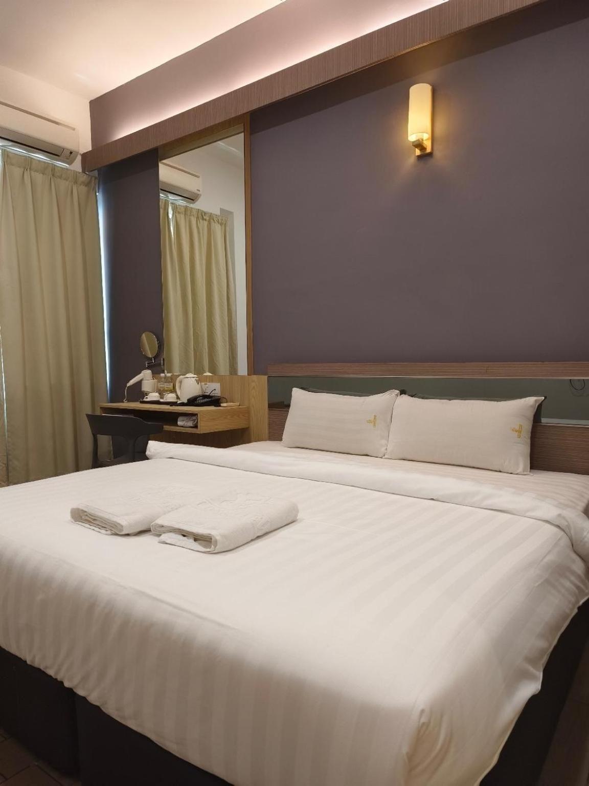 Deluxe King Room photo 2