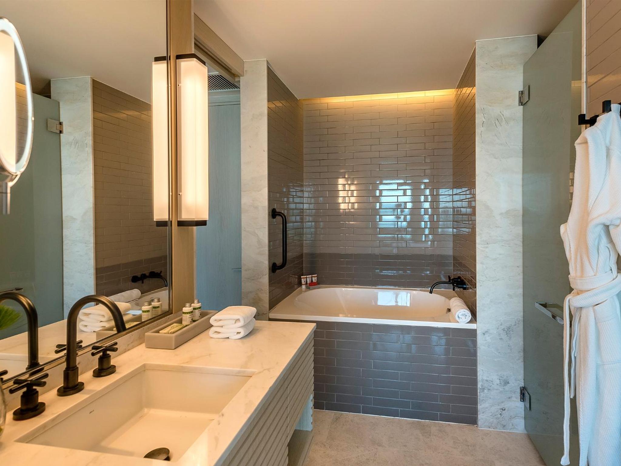 Twin Room - Oceanfront thumbnail 6