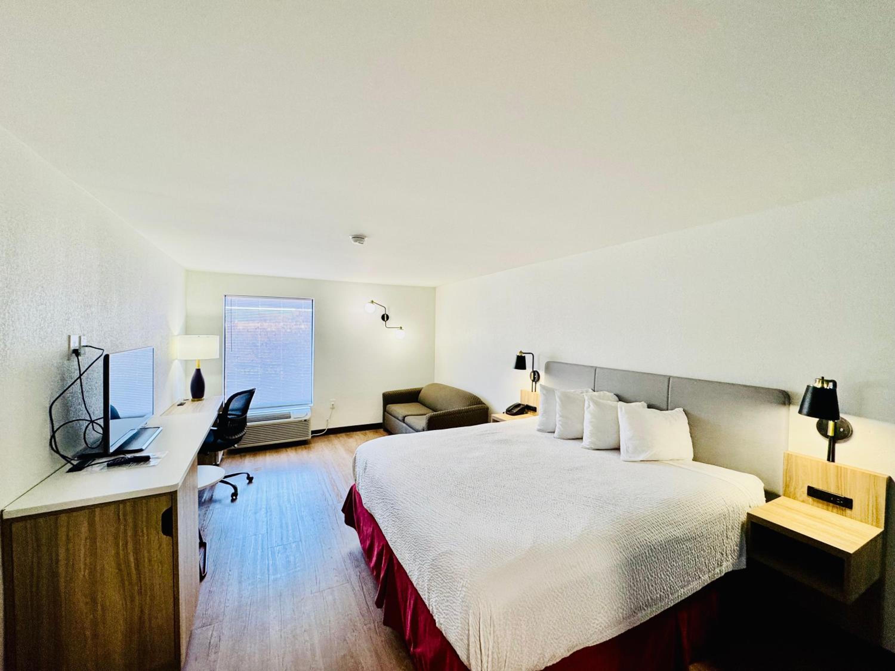 King Room with Roll-In Shower - Disability Access/Non Smoking - Photo 6