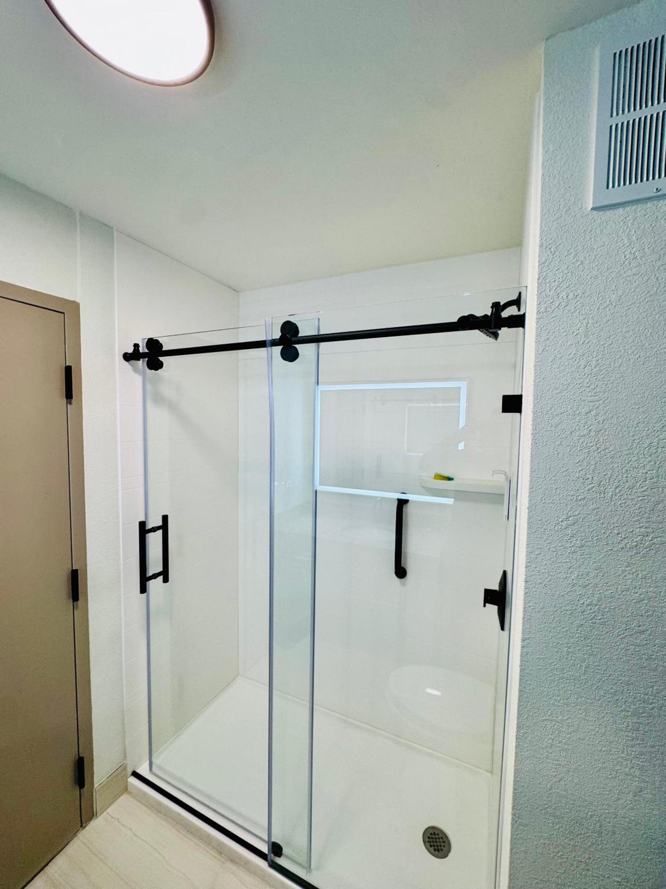 King Room with Roll-In Shower - Disability Access/Non Smoking - Photo 3