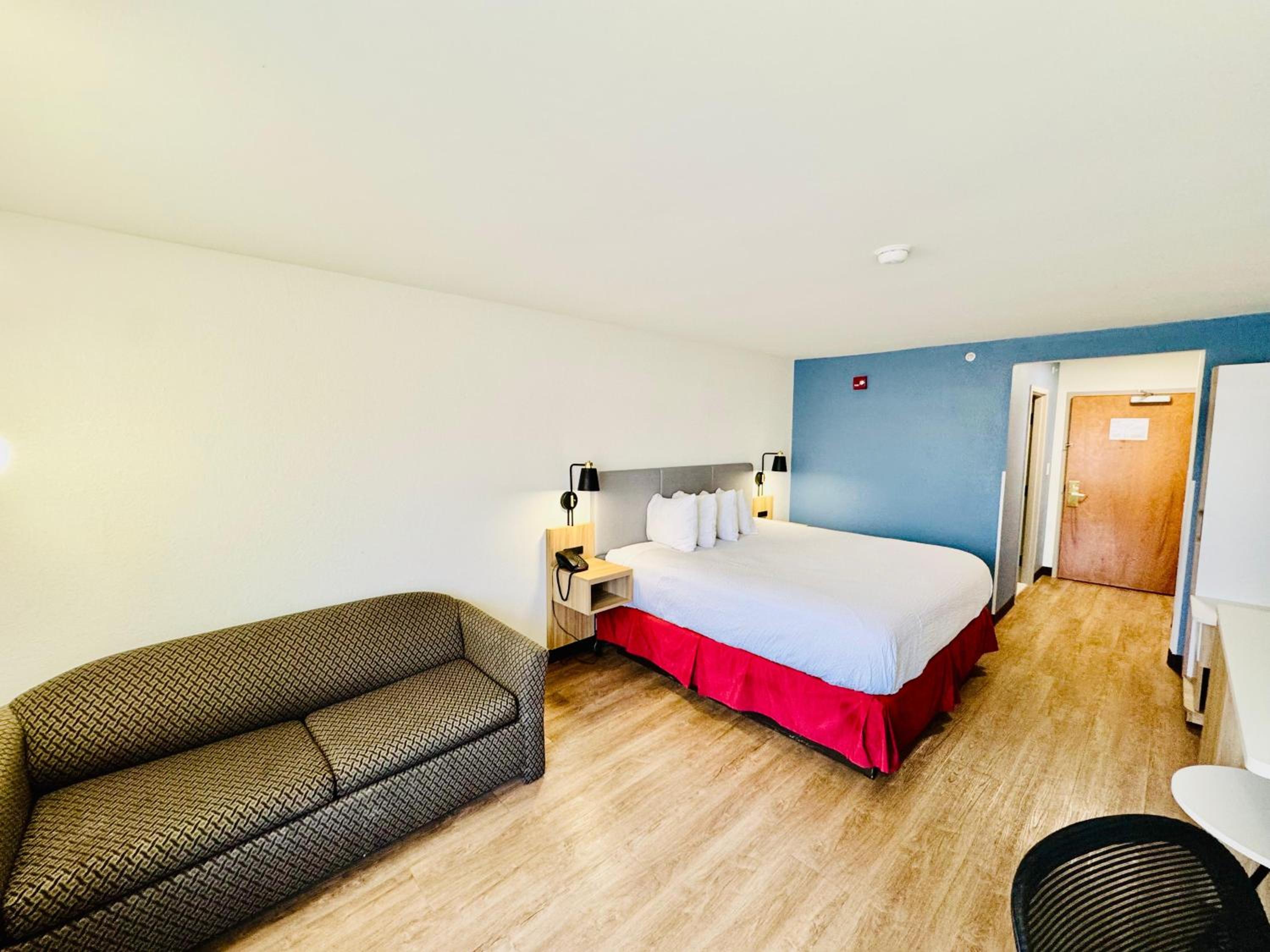 King Room with Roll-In Shower - Disability Access/Non Smoking - Photo 1
