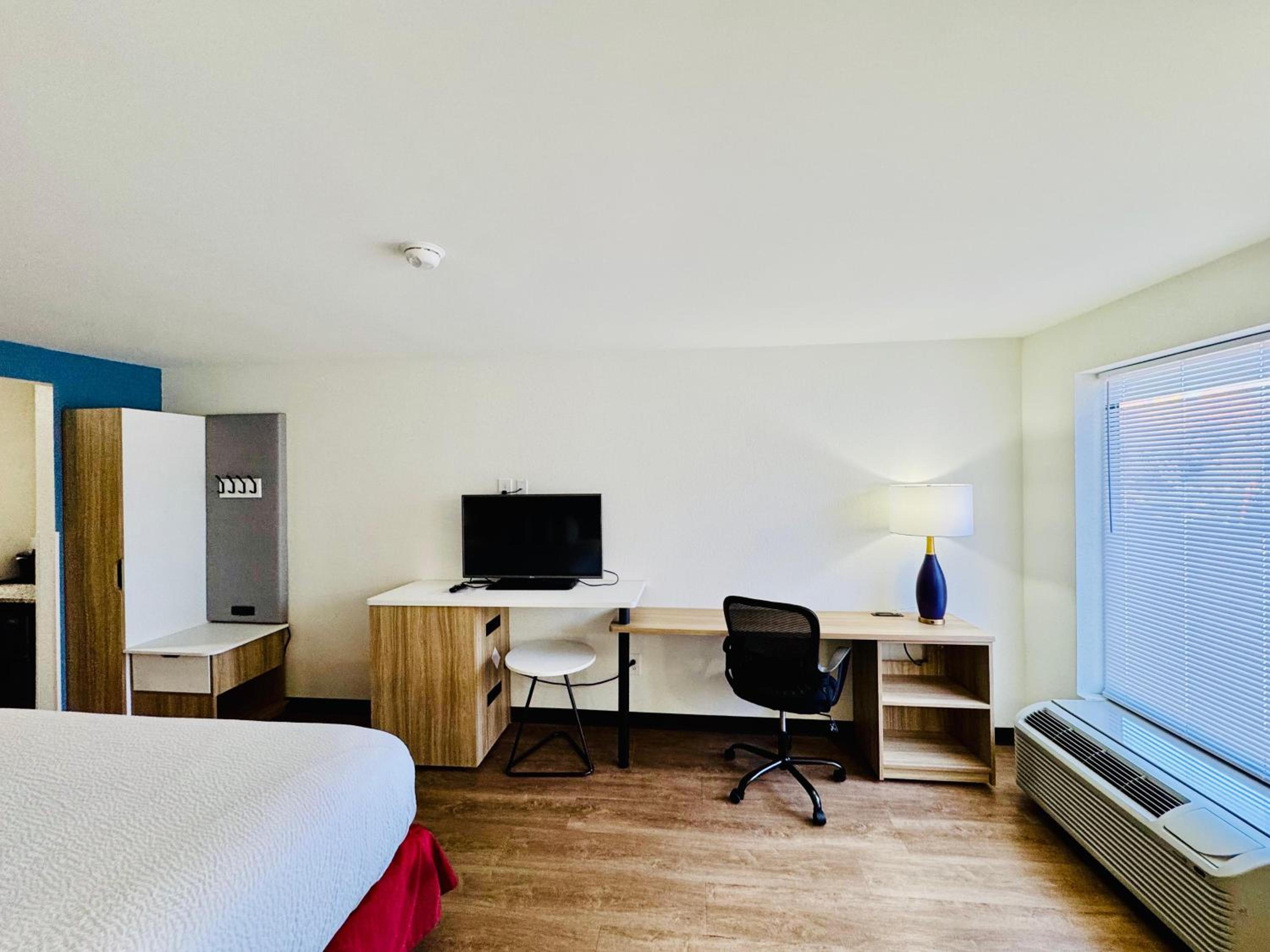 King Room with Roll-In Shower - Disability Access/Non Smoking - Photo 5