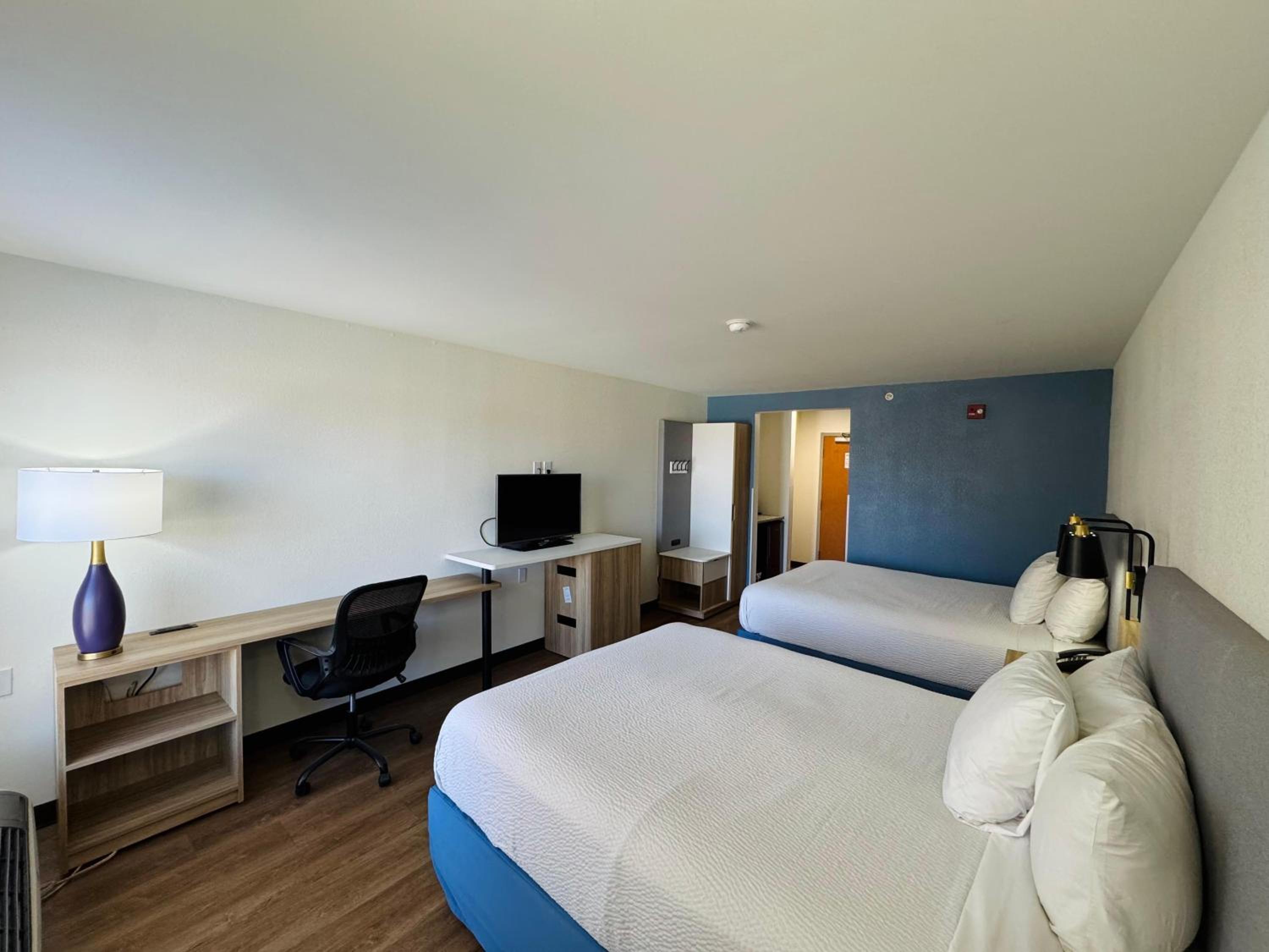 Quadruple Room with Two Queen Beds - Non Smoking - Photo 5
