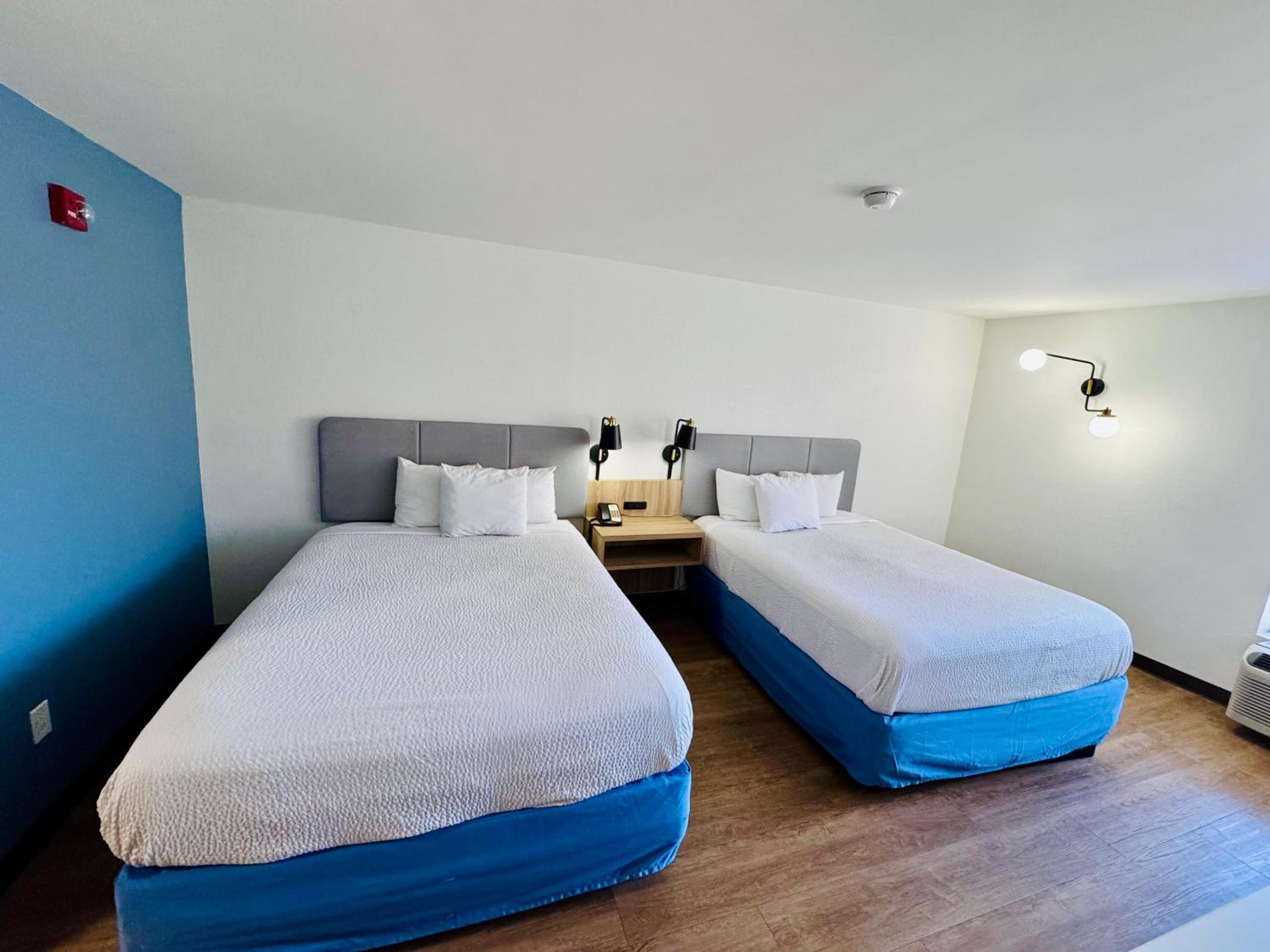Quadruple Room with Two Queen Beds - Non Smoking - Photo 2