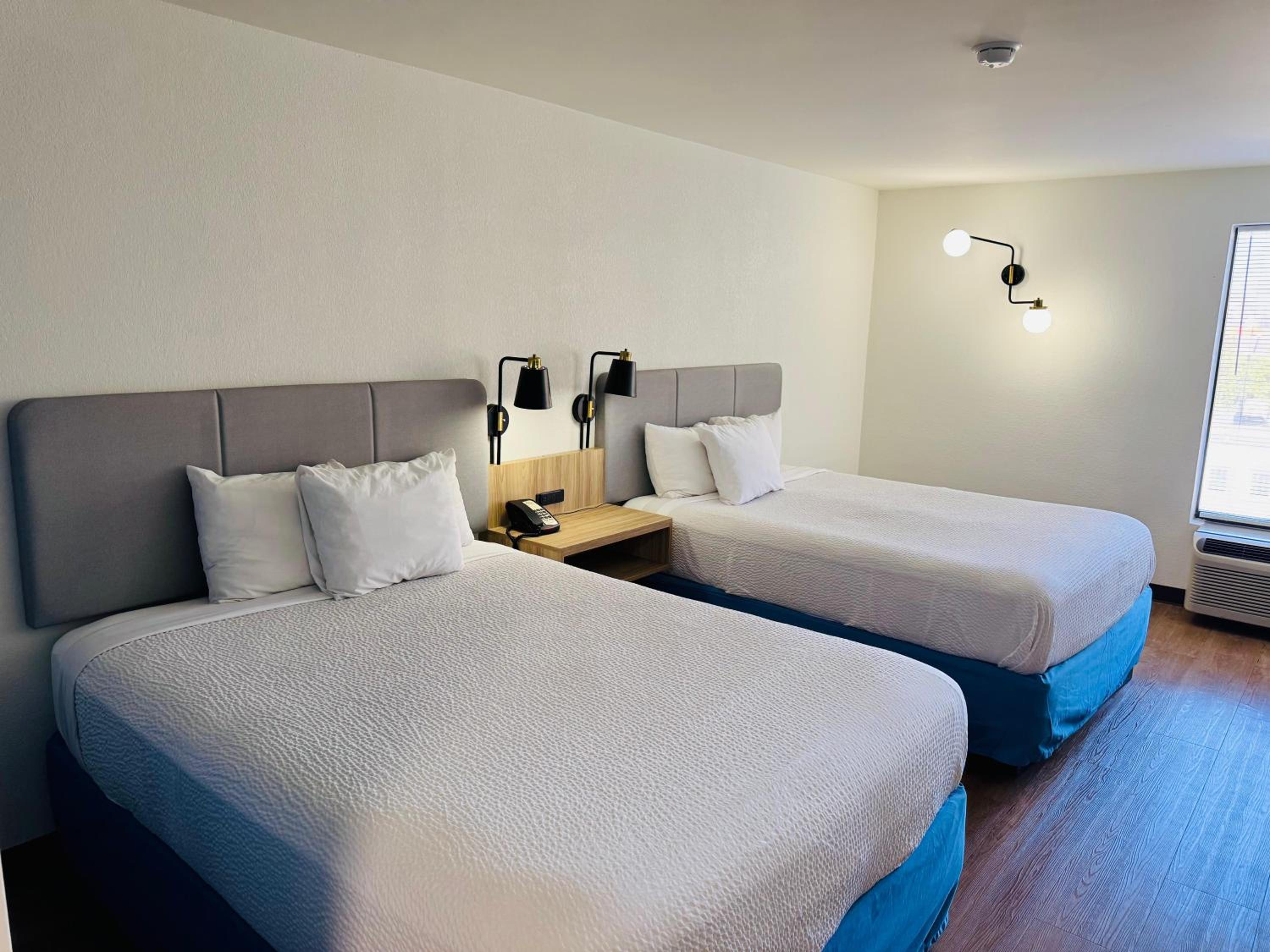 Quadruple Room with Two Queen Beds - Non Smoking - Photo 6