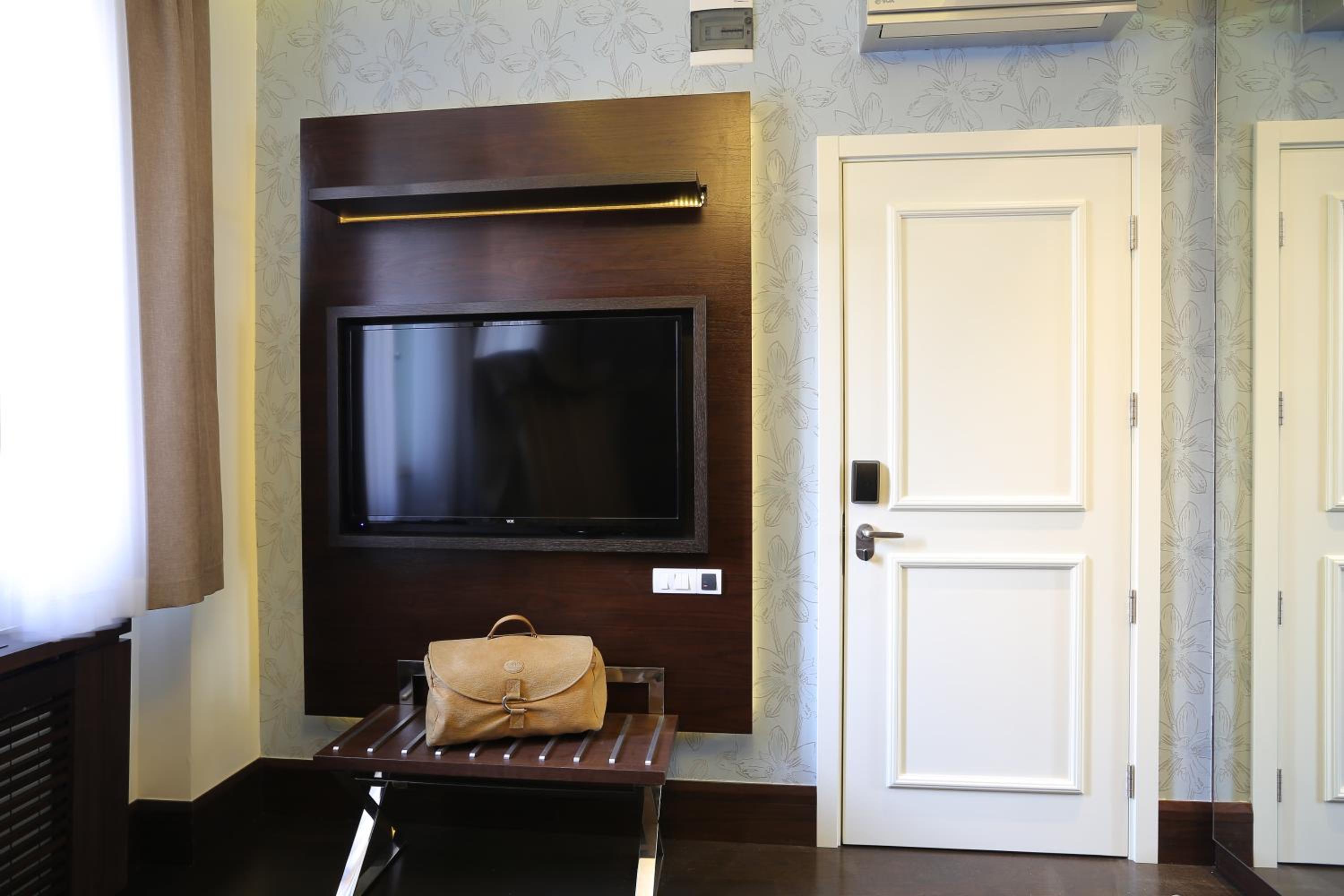 Luxury Suite with Free Parking - Photo 11