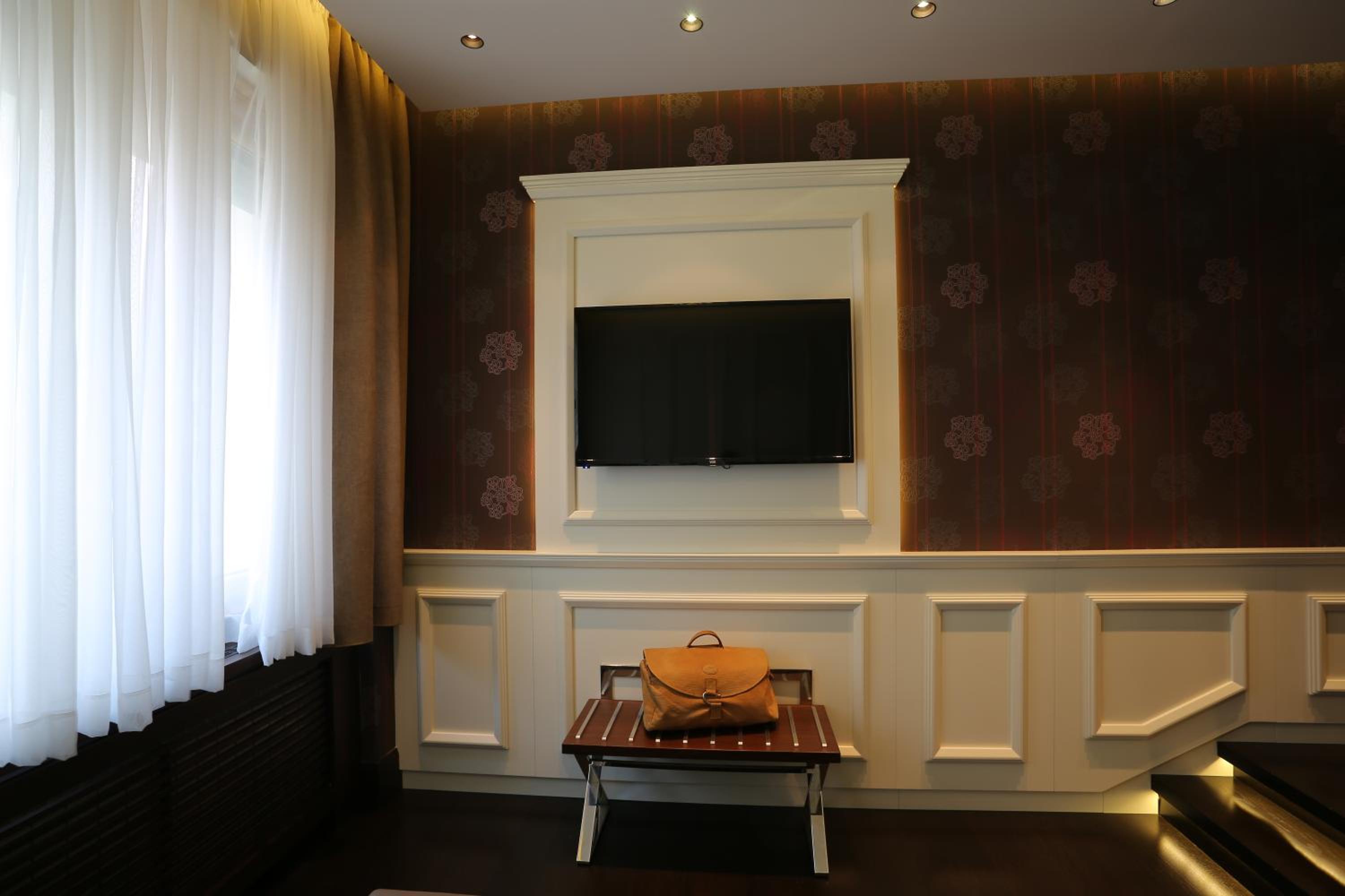 Luxury Suite with Free Parking - Photo 35