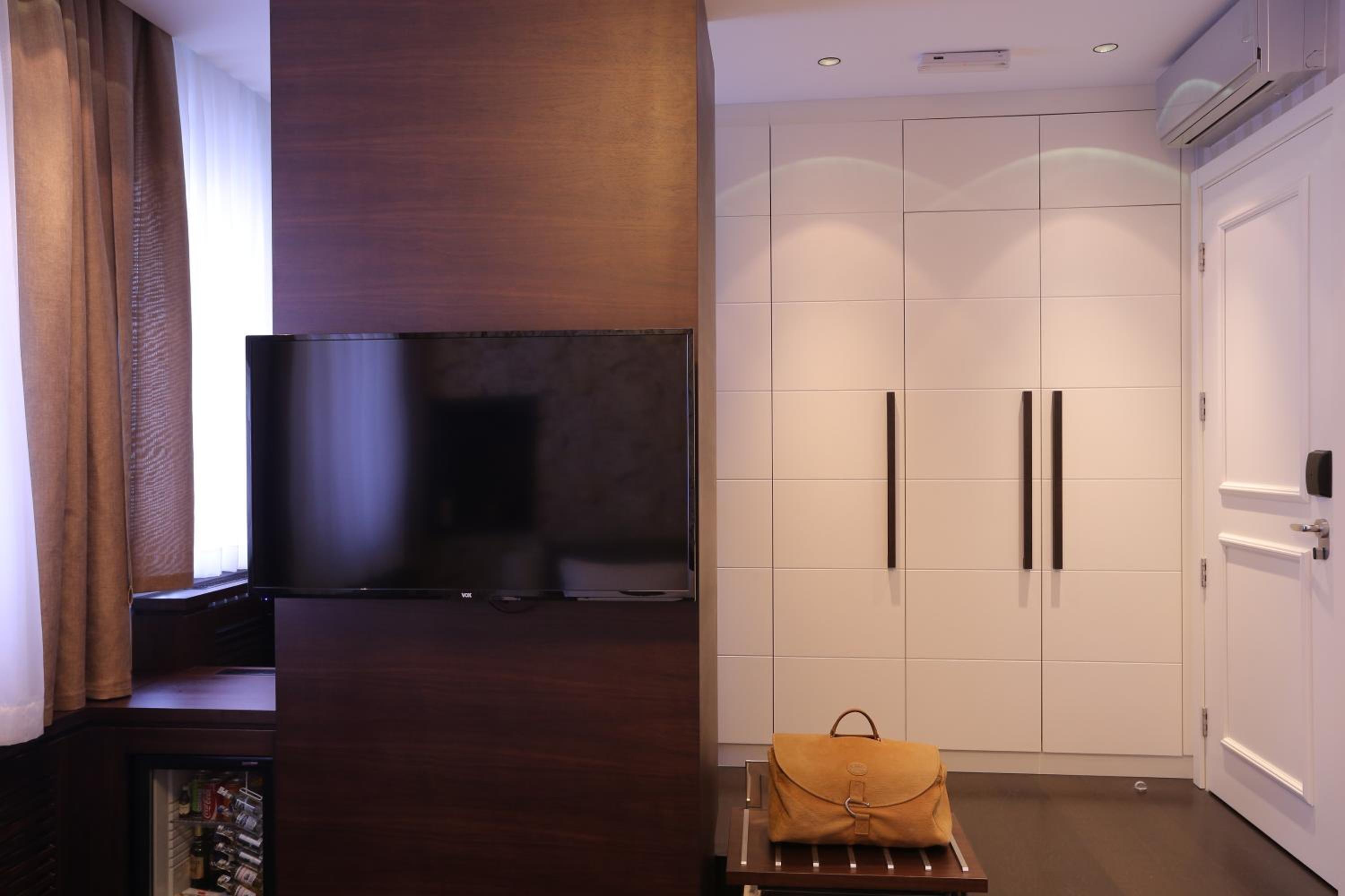 Superior King Suite with Free Parking - Photo 3