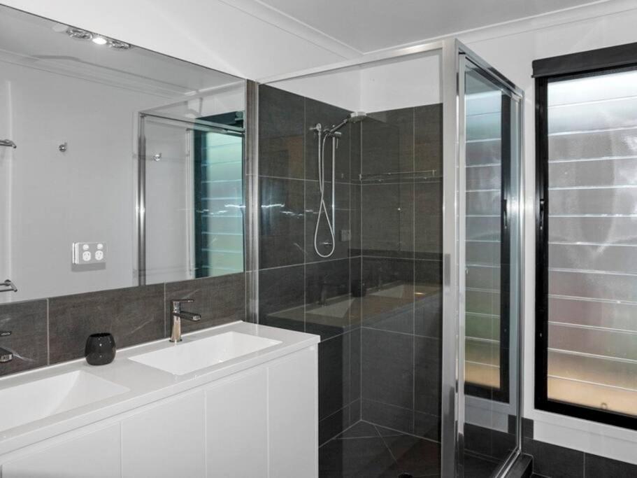 Three-Bedroom House photo 2
