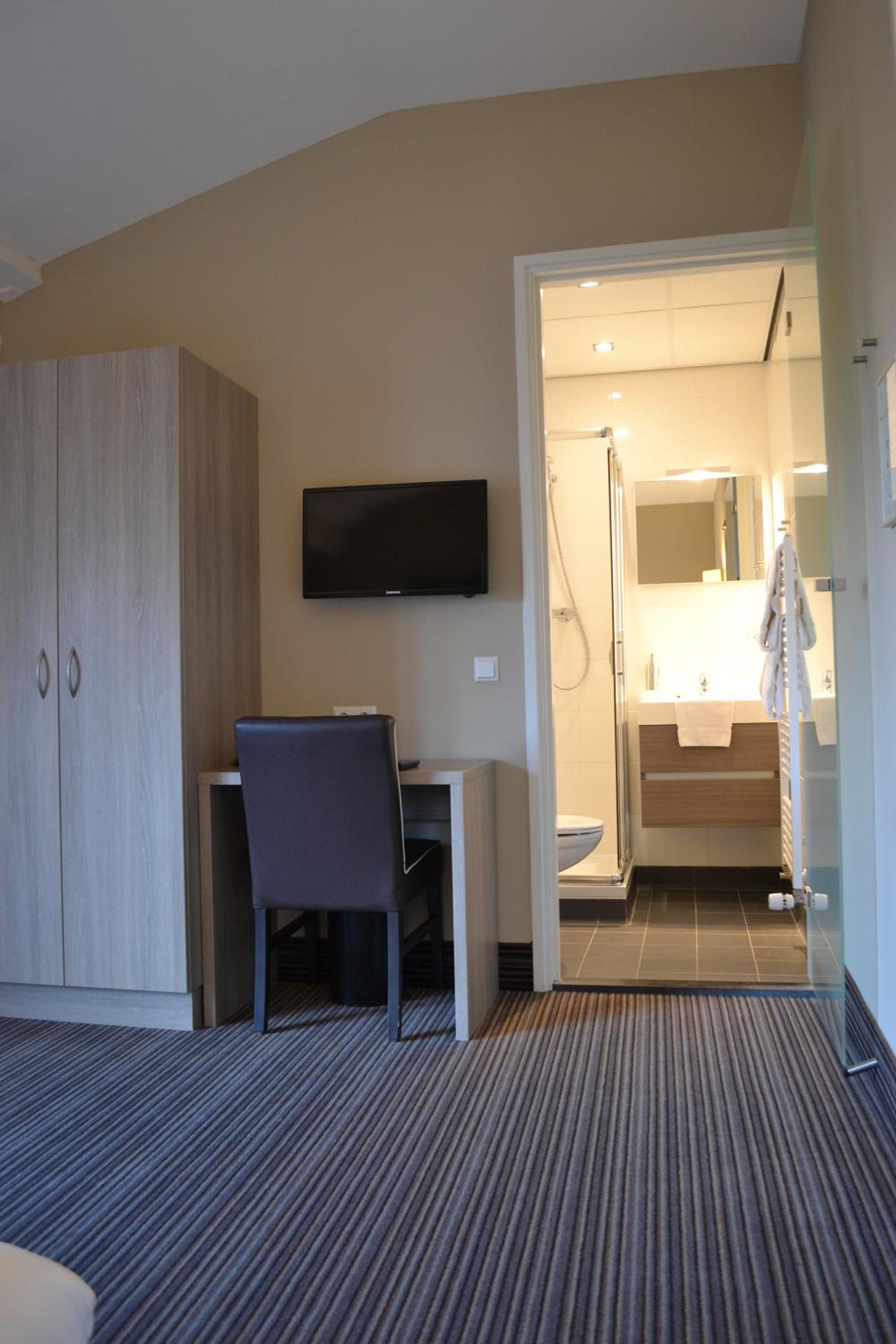 Spacious Comfort Double Room - Photo 5