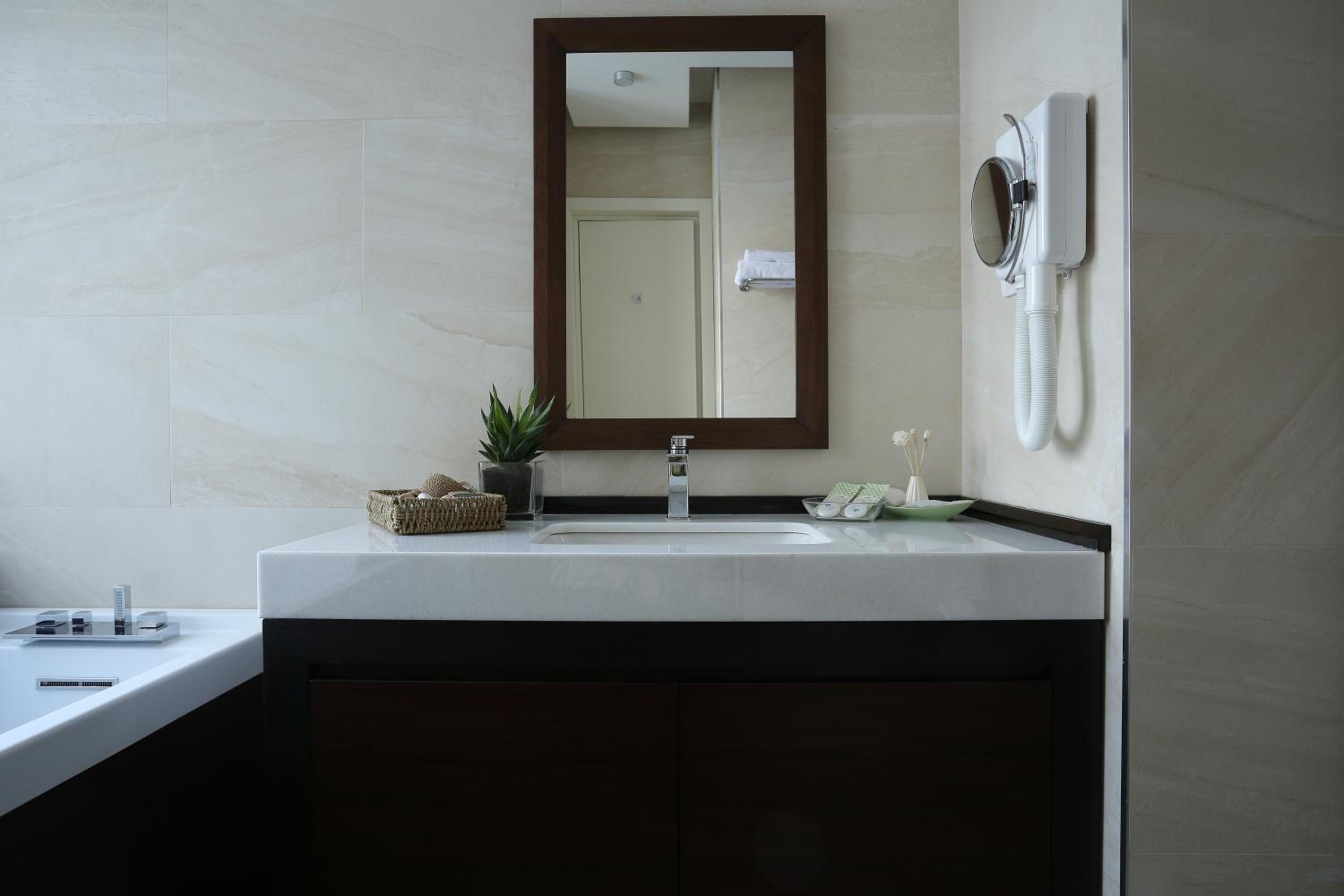 Superior King Suite with Free Parking - Photo 7