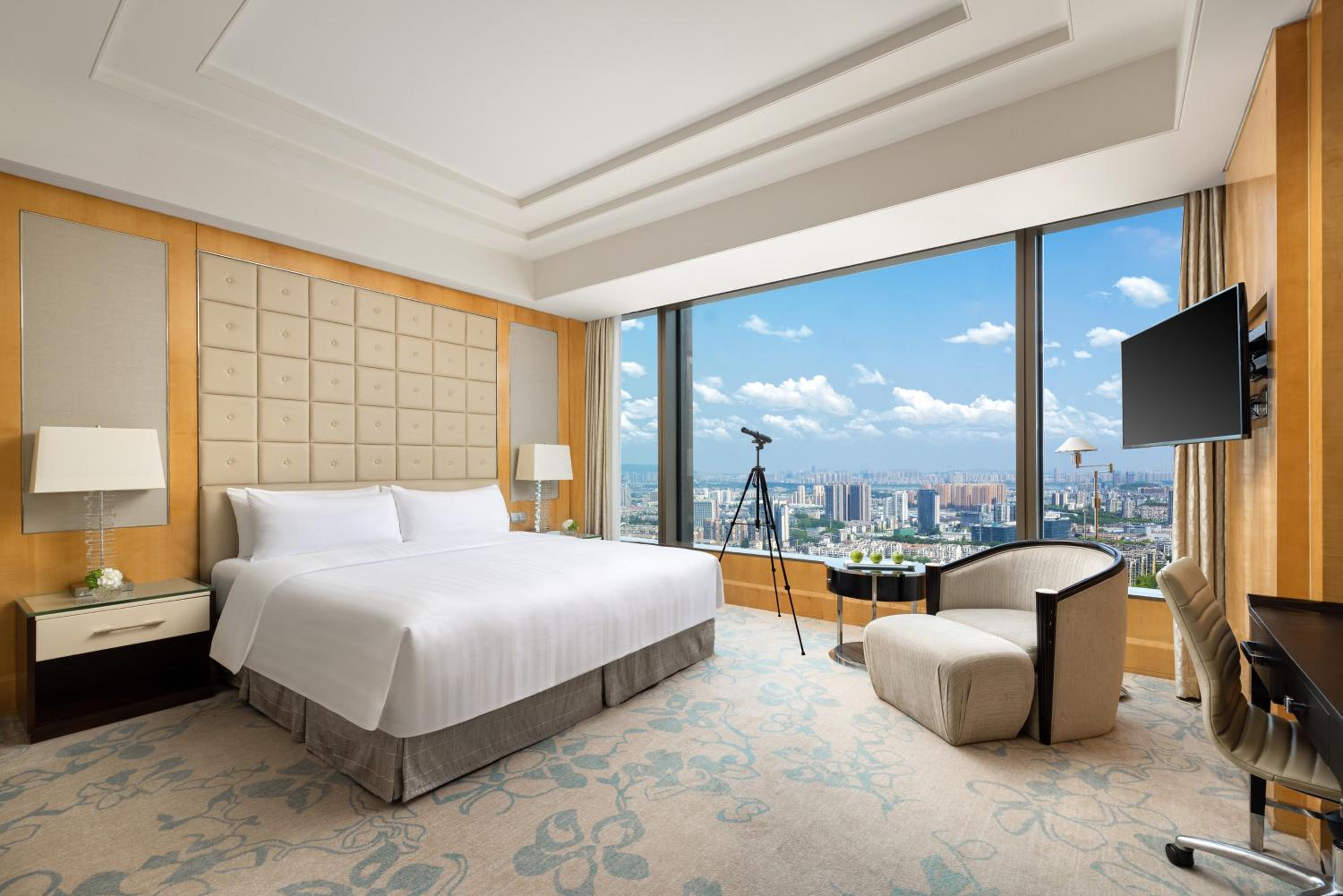 Deluxe Skyline King Room
