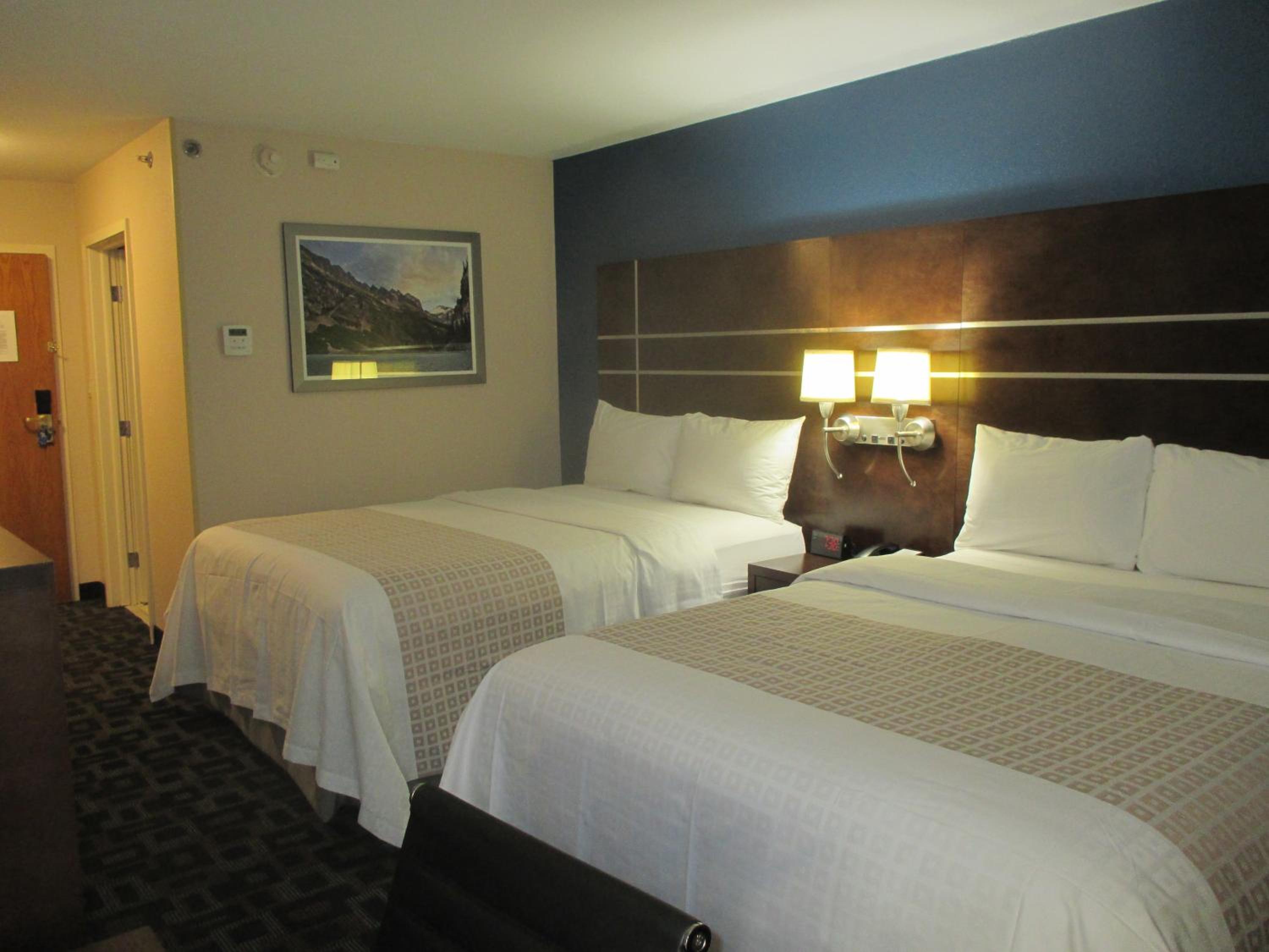 Queen Room with Two Queen Beds - Non-Smoking - Photo 2