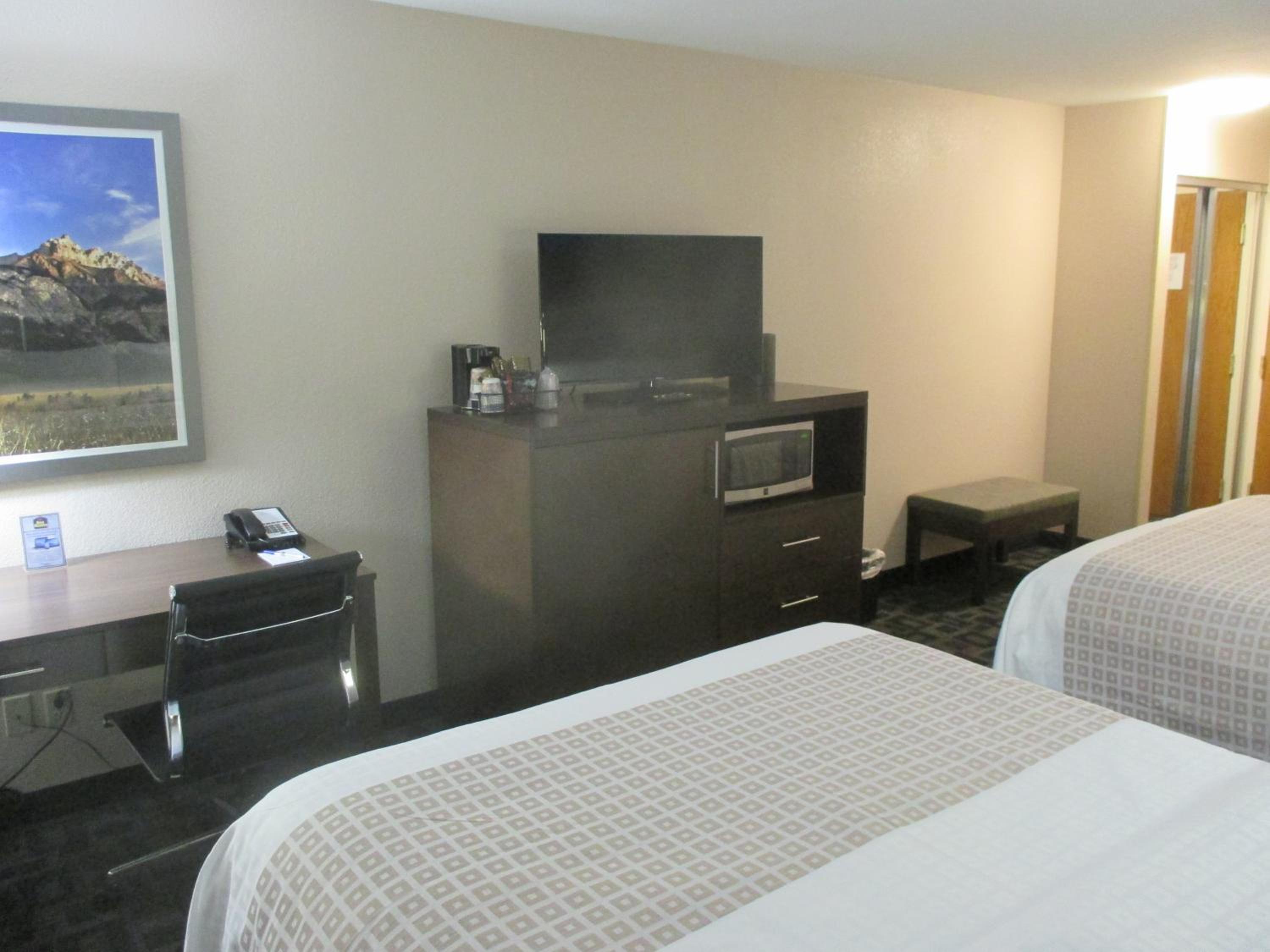 Queen Room with Two Queen Beds - Non-Smoking - Photo 5