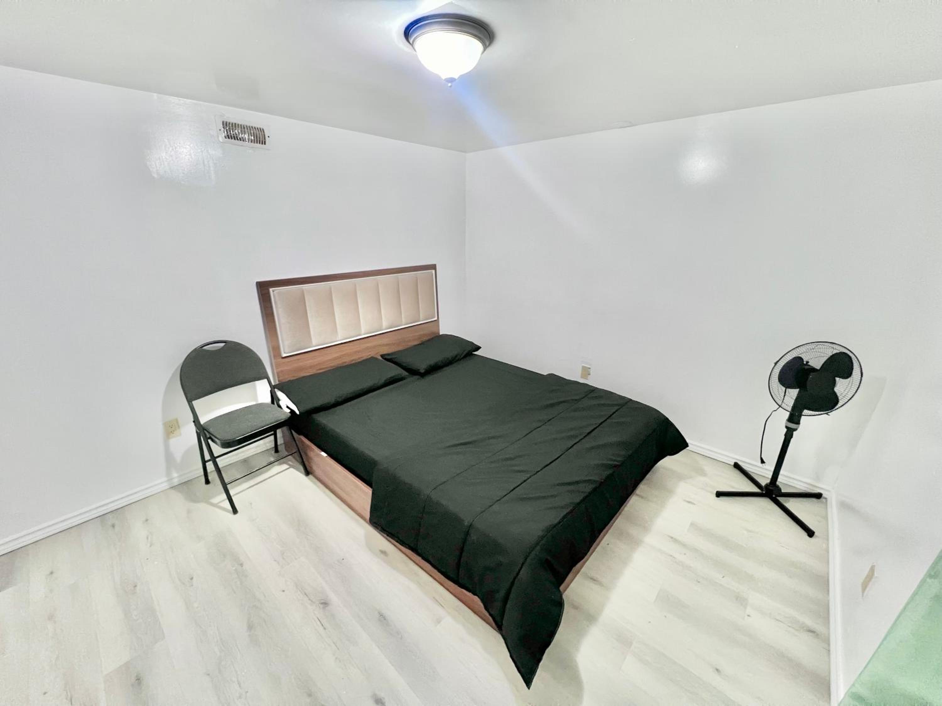 Queen Room with Shared Bathroom photo 1