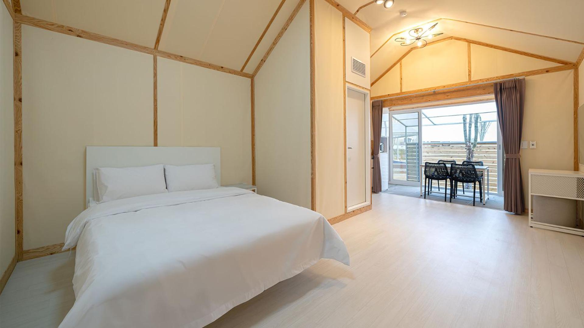 Pet-Friendly Glamping (Run of House)