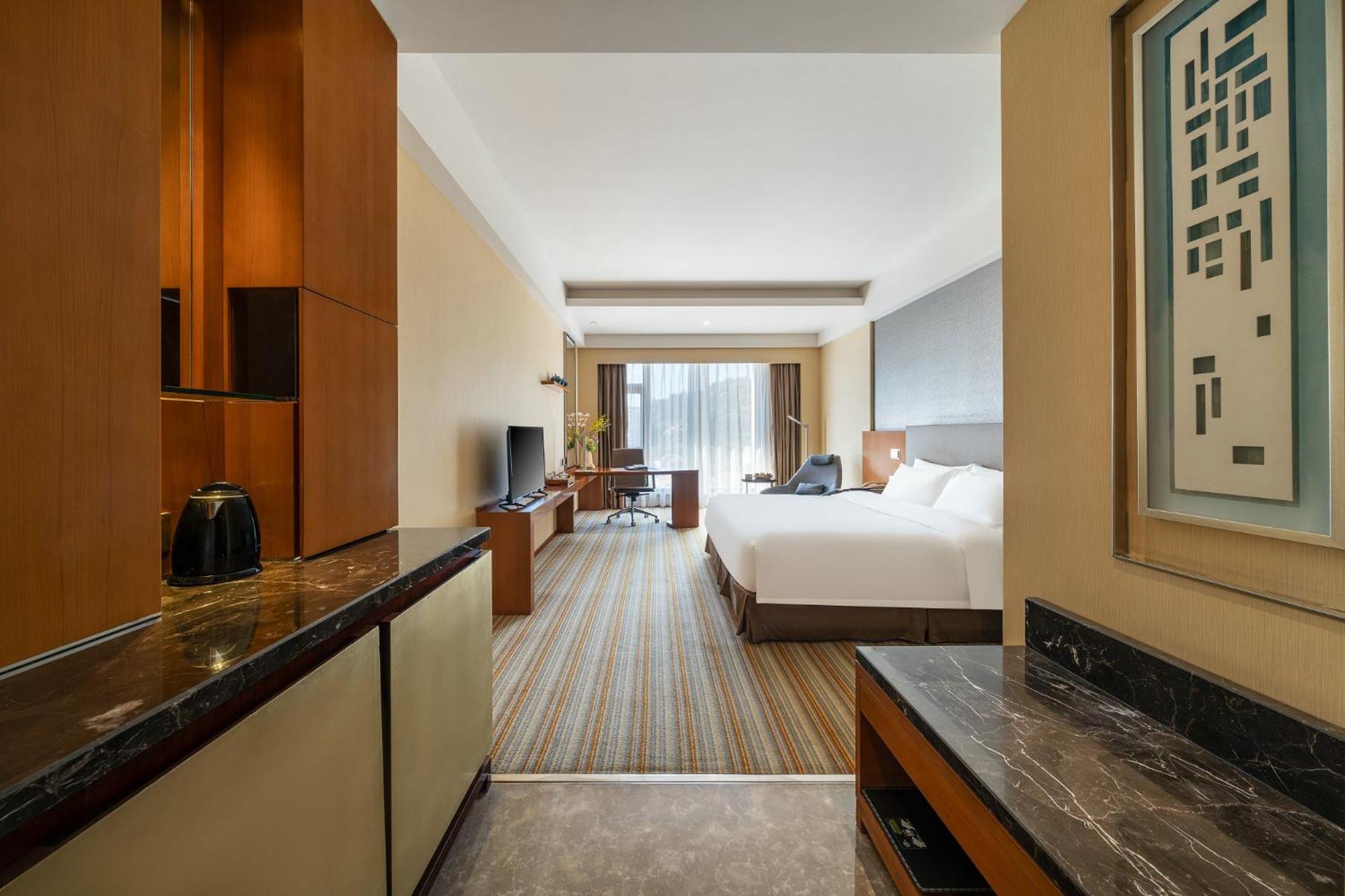 Deluxe Business King Room photo 1
