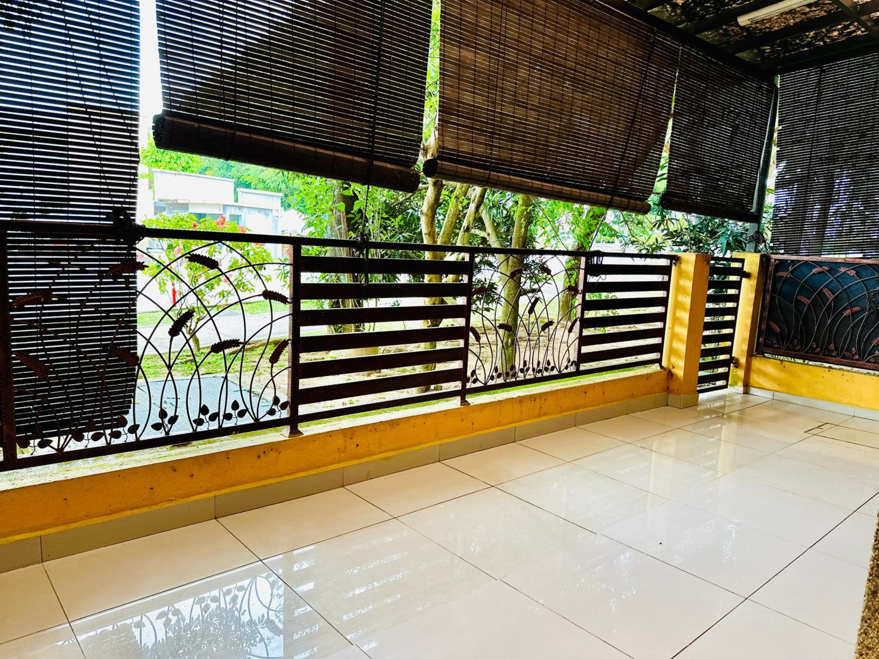 Five-Bedroom House photo 3