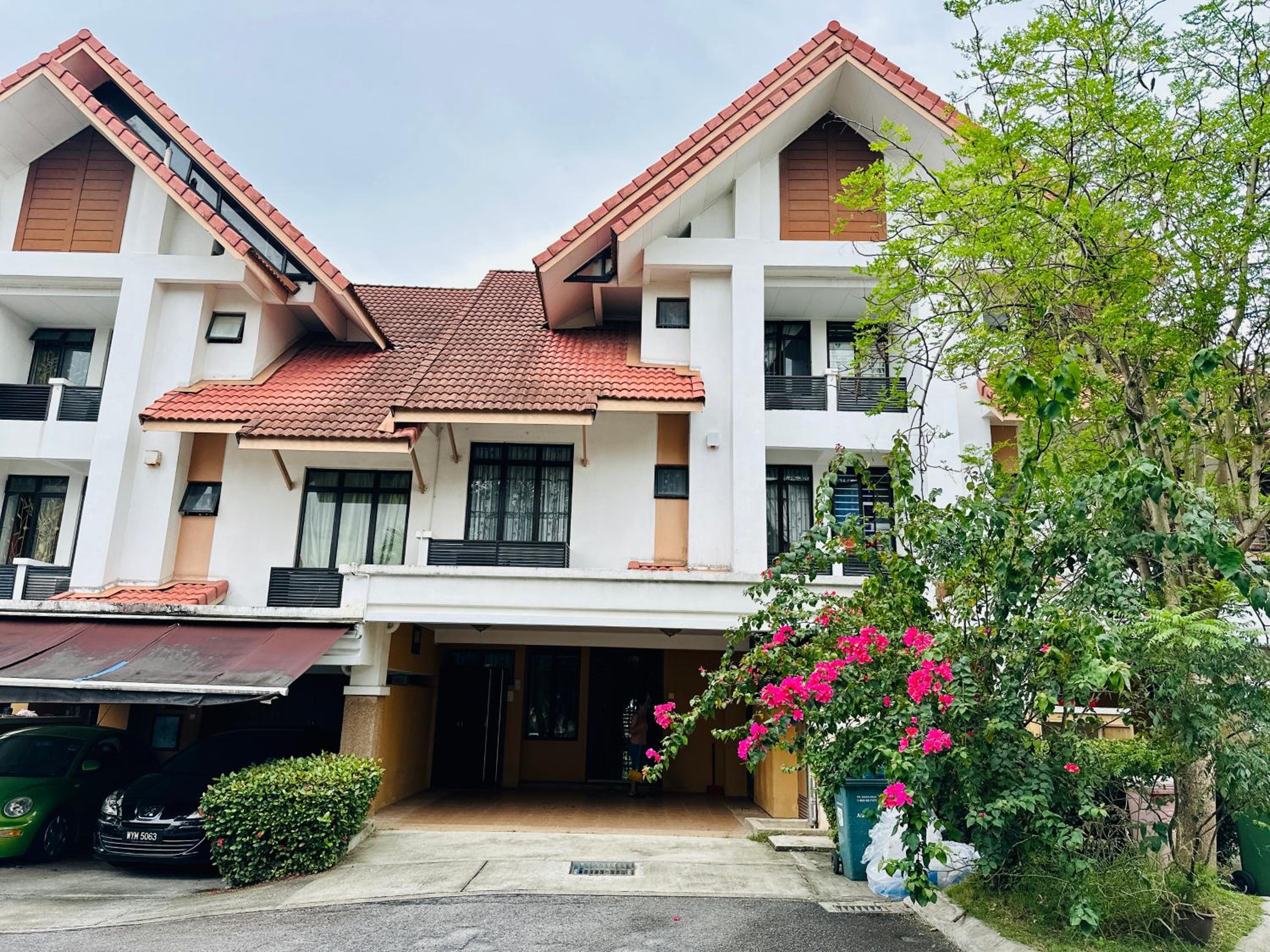 Five-Bedroom House photo 1