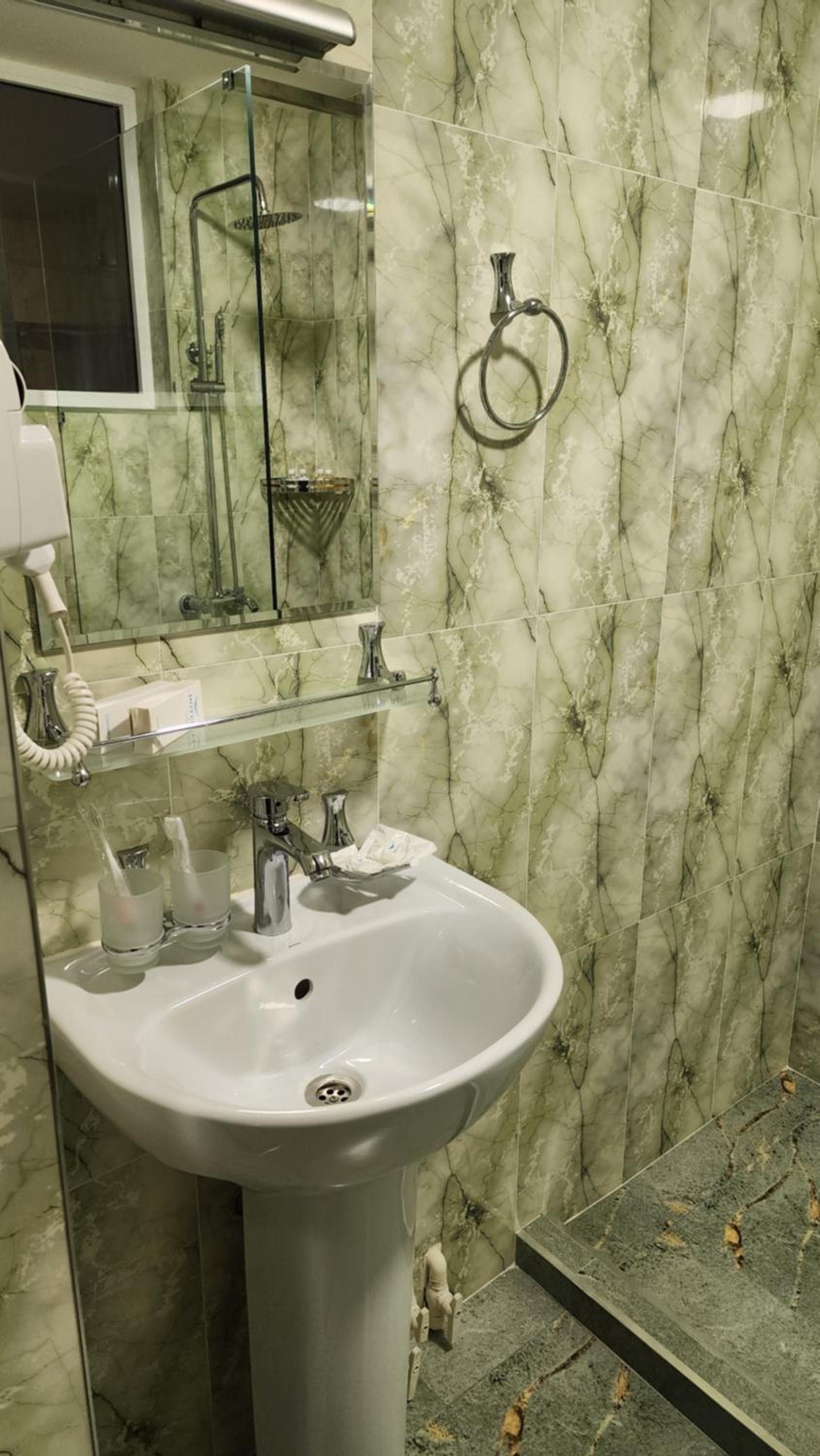 Double or Twin Room - Photo 17