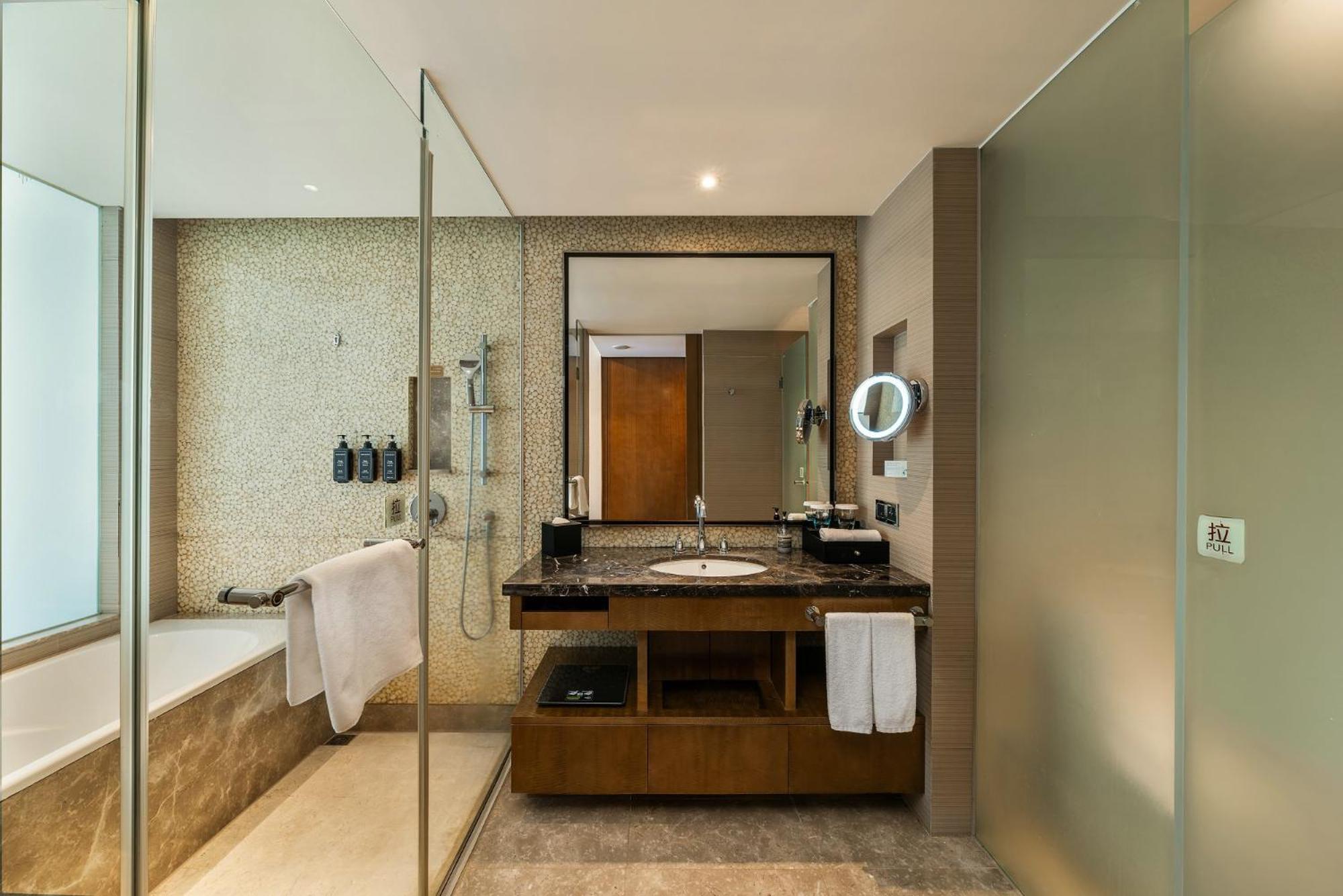 Deluxe Executive King Room photo 2