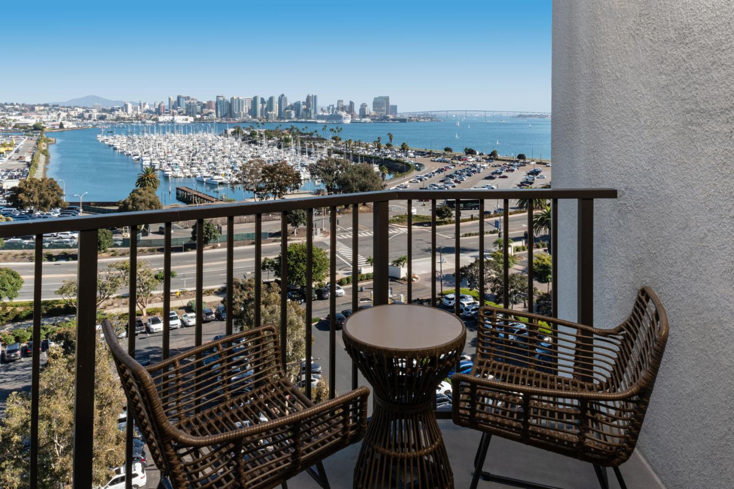 Newly Renovated King Room with Balcony - Marina Tower/Mobility Accessible with Tub