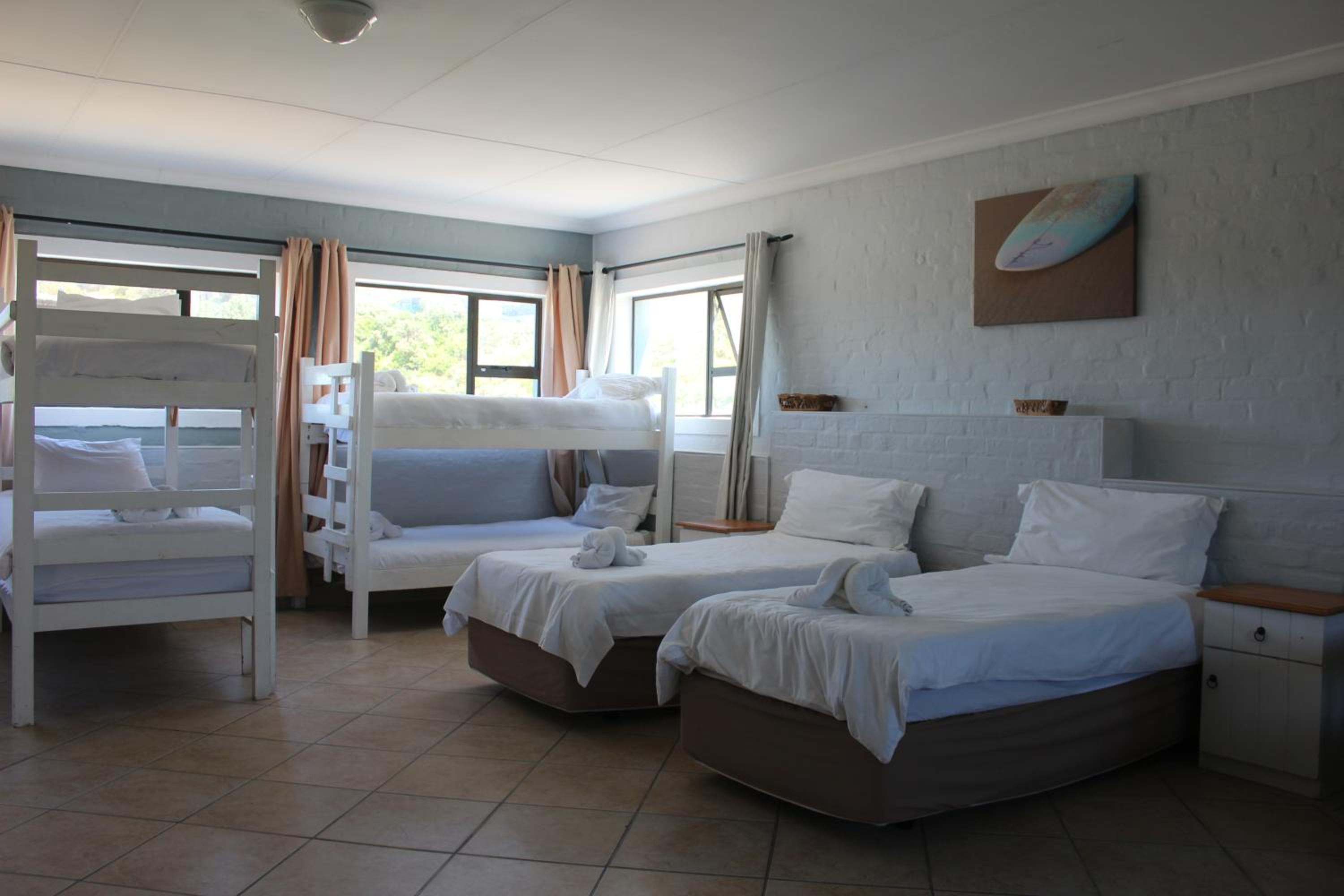 6-Bed Mixed Dormitory Room photo 2