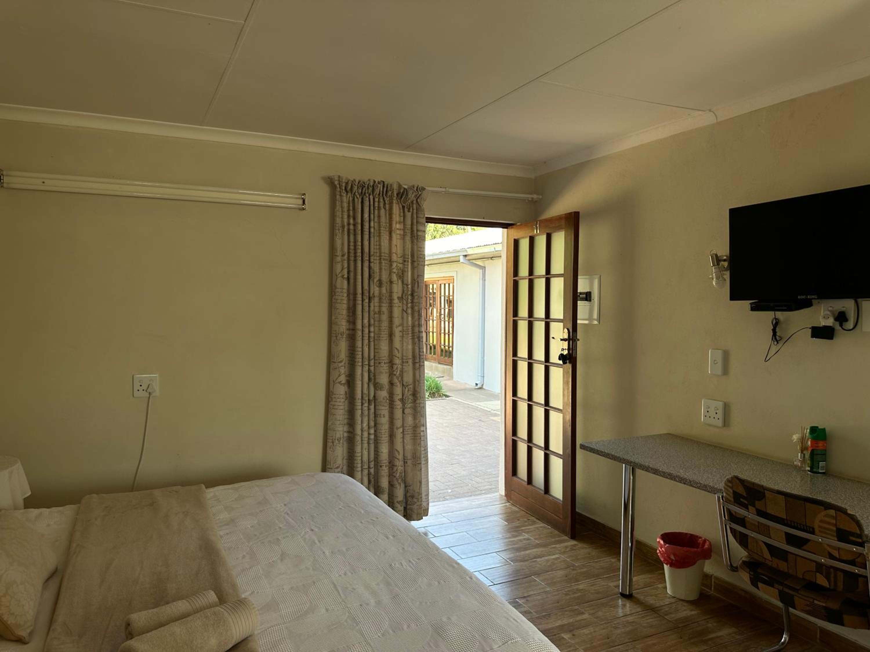 Double or Twin Room with Private Bathroom photo 2