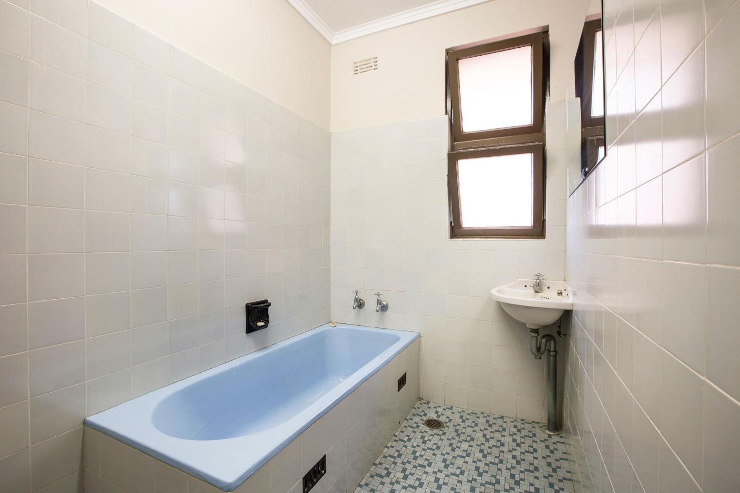 Economy Queen and Single Room with Shared Bathroom  photo 2