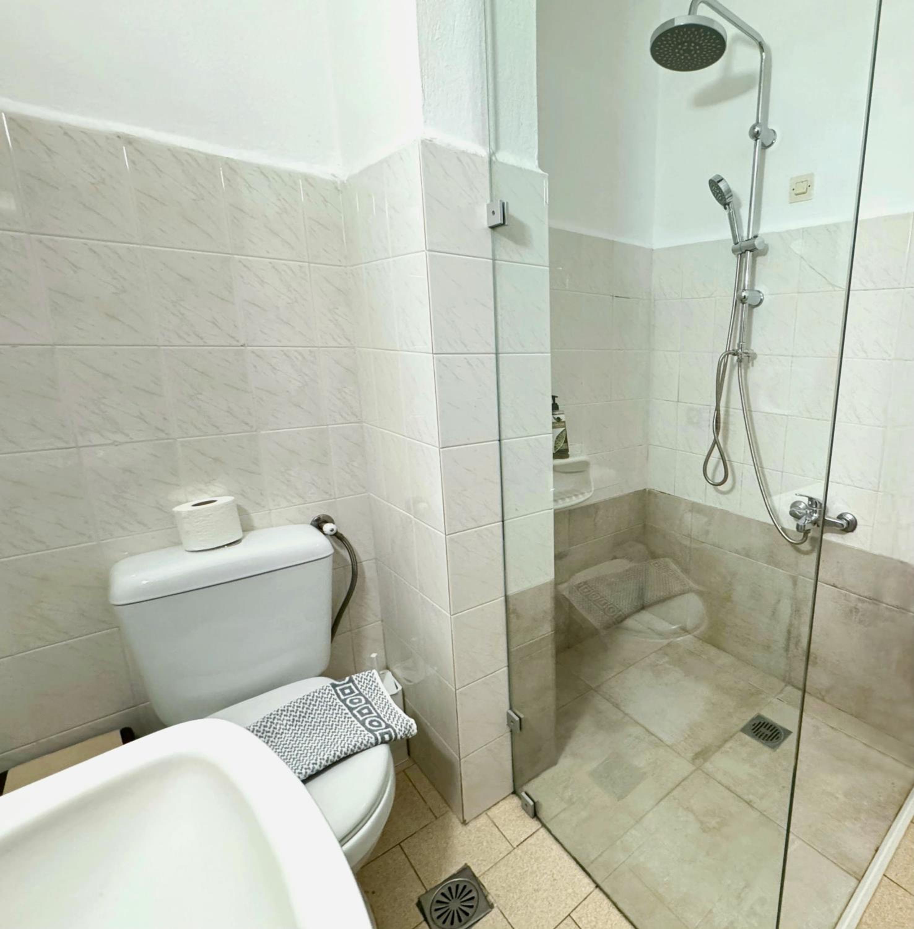 One-Bedroom Apartment with Side Sea View photo 2