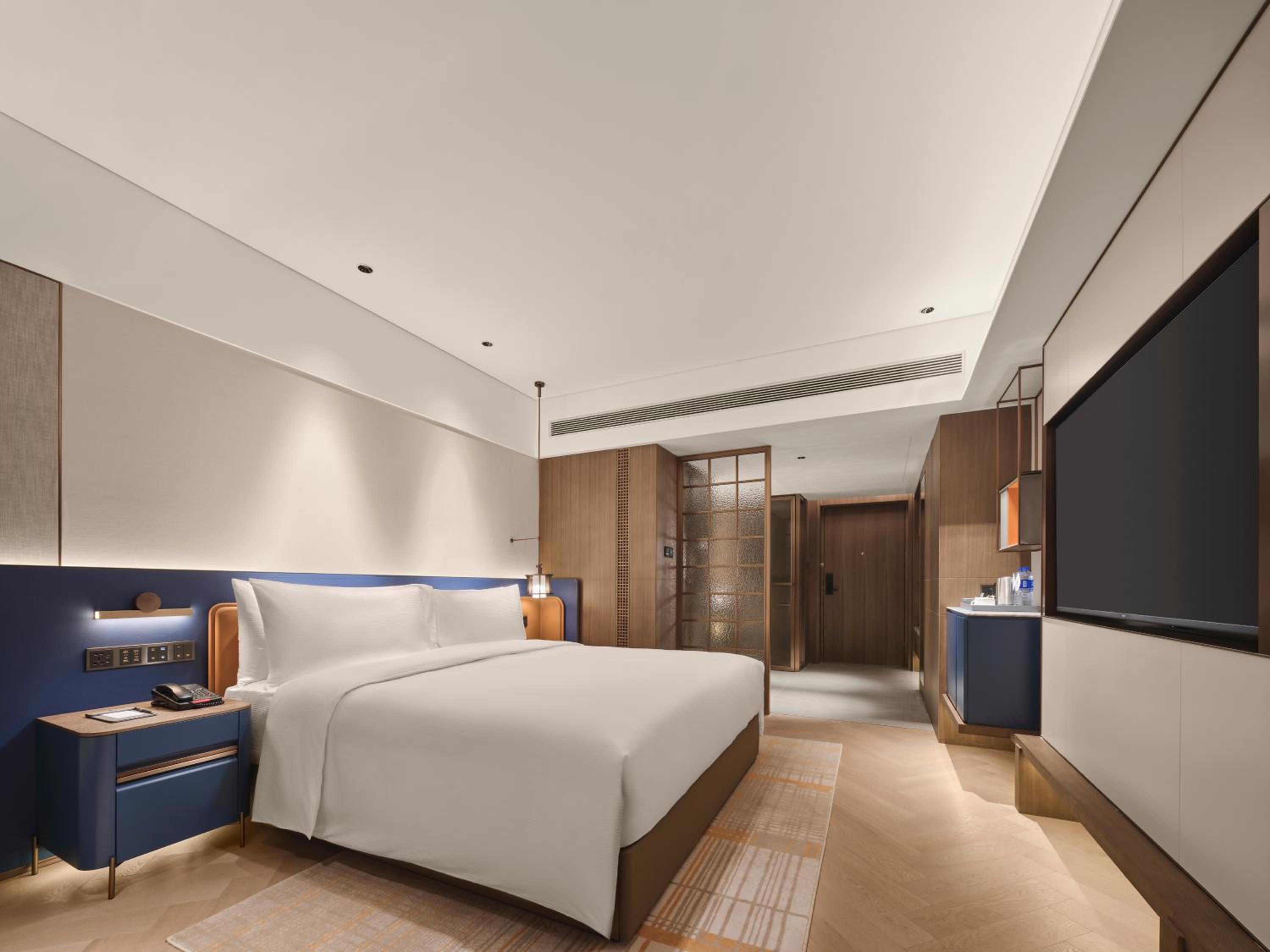 Deluxe King Room thumbnail 5