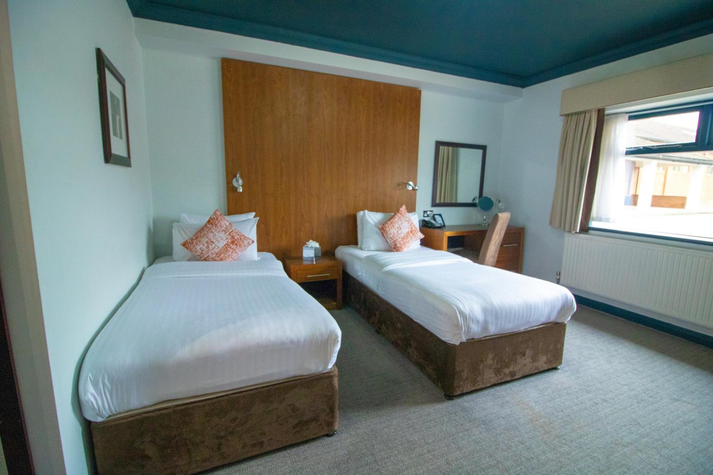 Standard Twin Room - Photo 3
