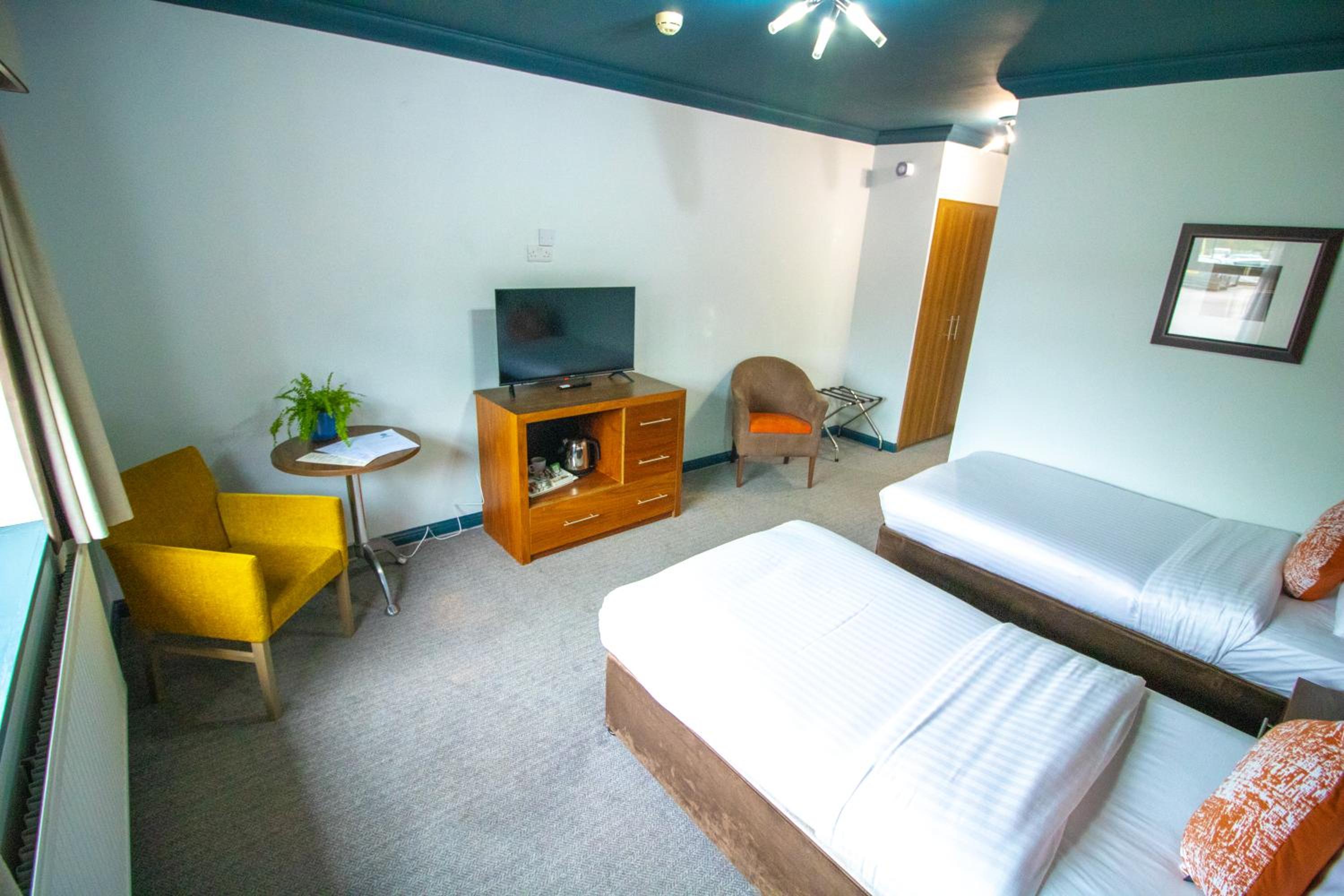 Standard Twin Room - Photo 2