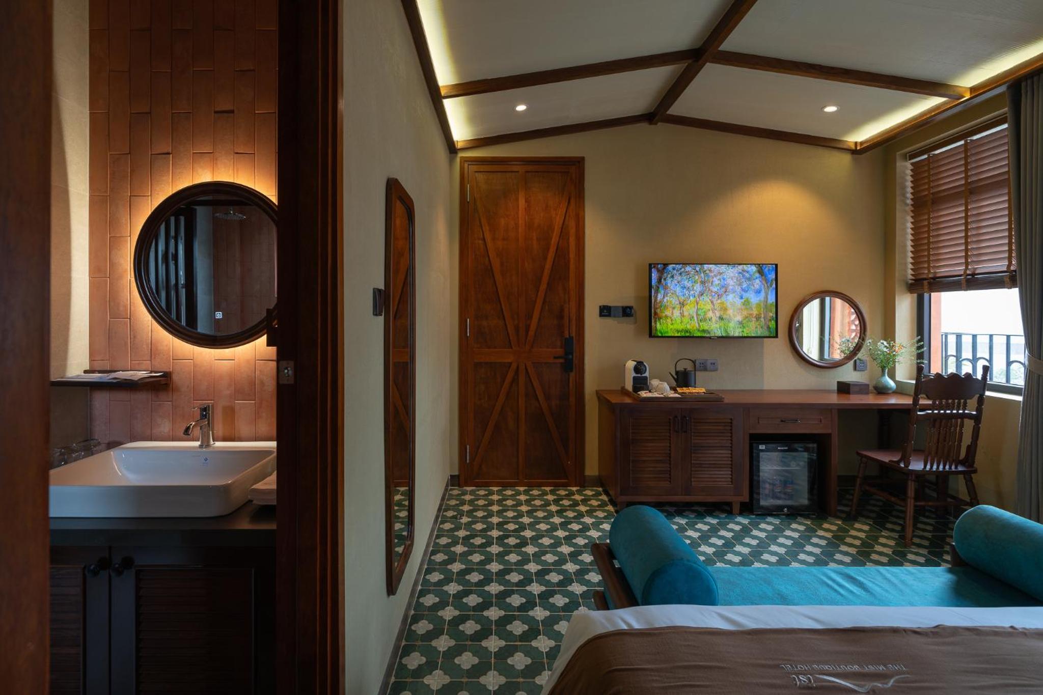 Deluxe Double Room with Balcony - Photo 3