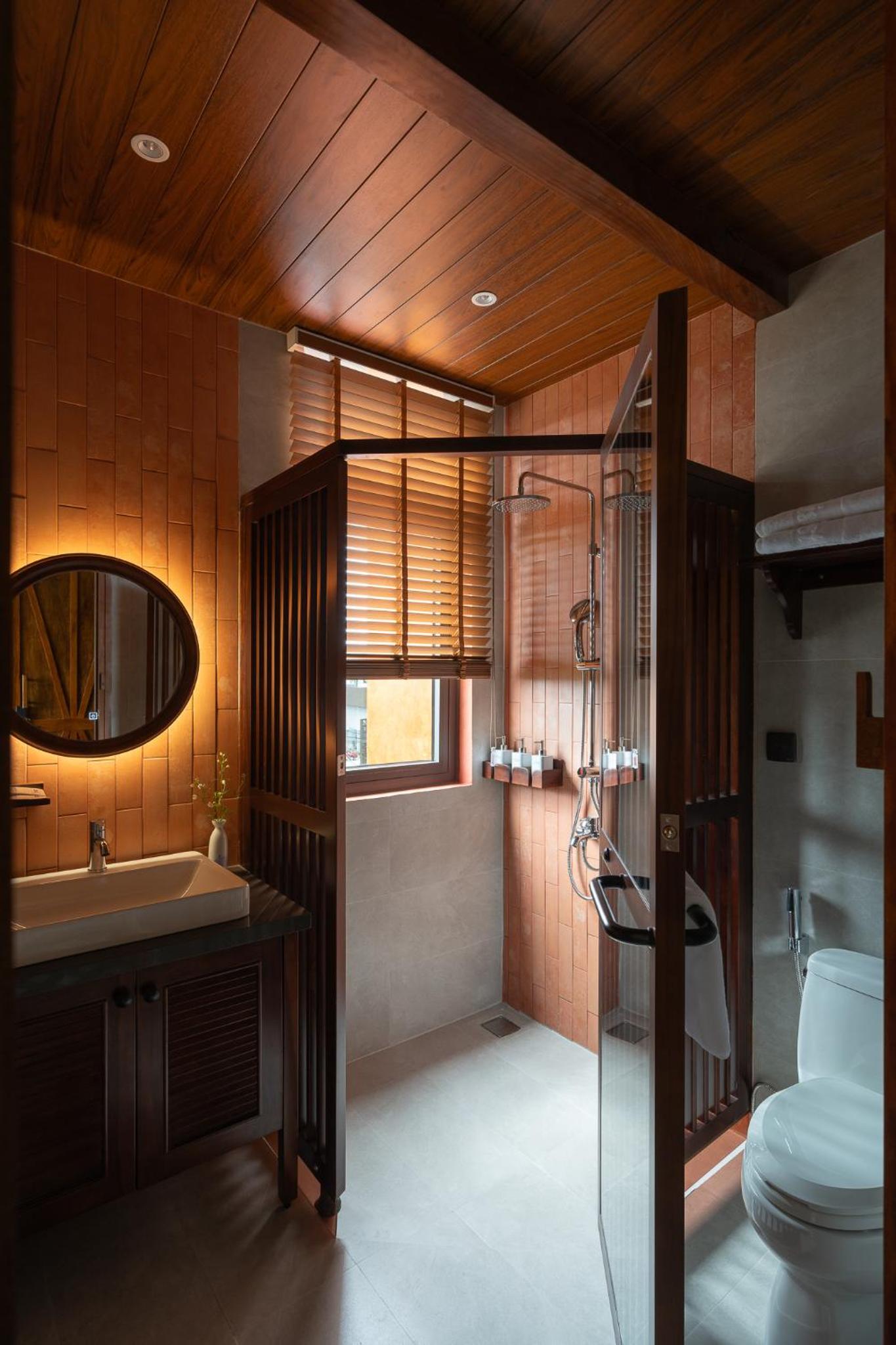 Deluxe Double Room with Balcony - Photo 4
