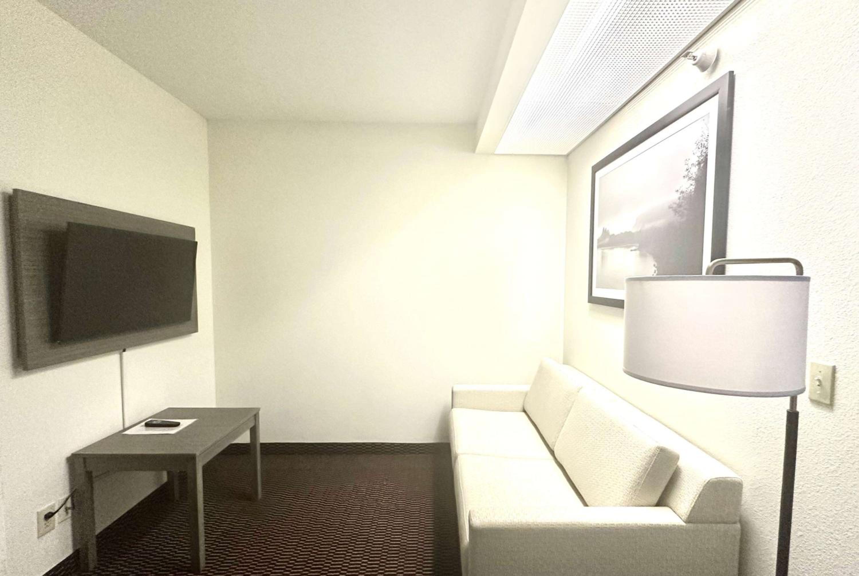 Queen Studio Suite with Sofa Bed - Non-Smoking - Photo 3