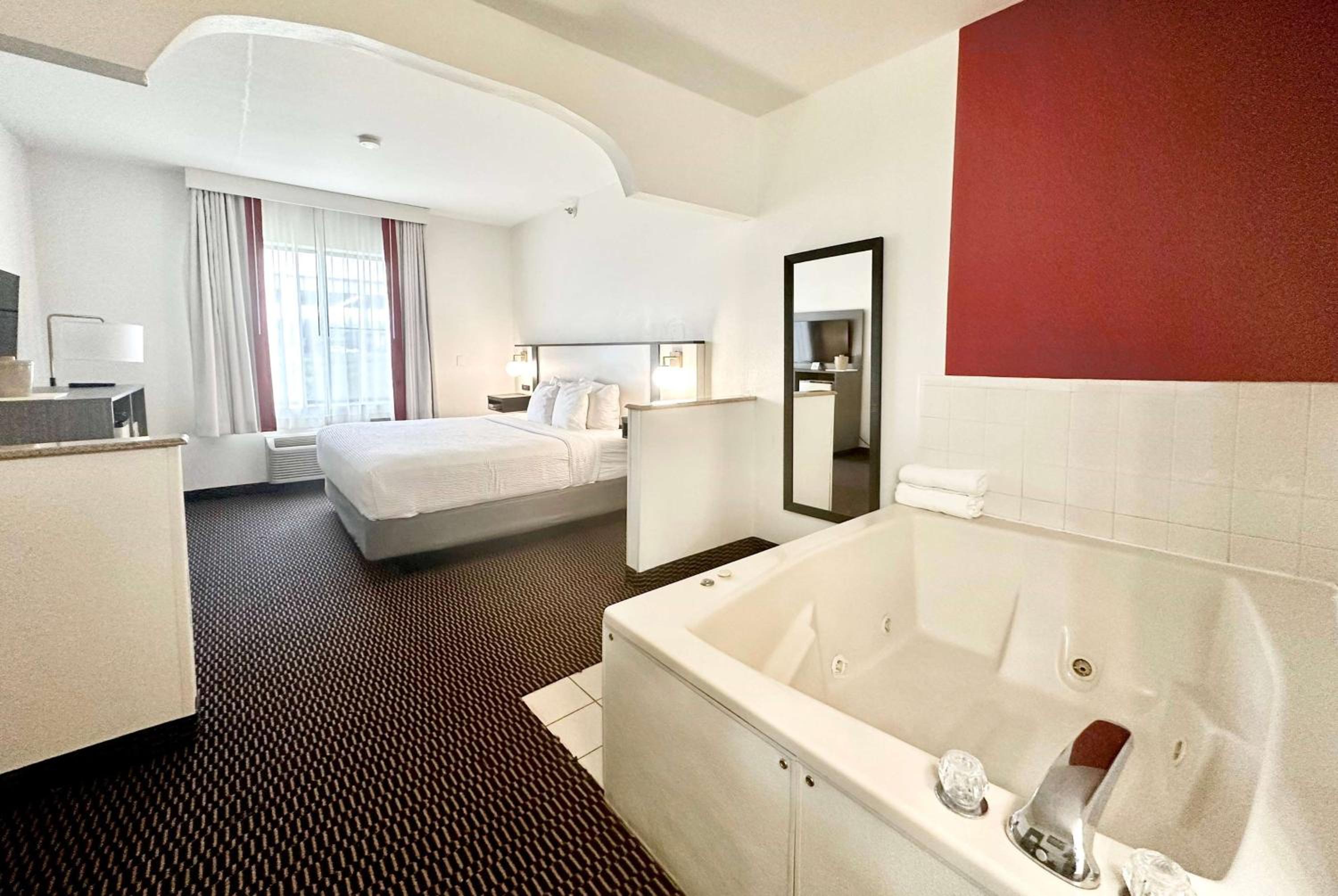 Suite with Hot Tub - Photo 1