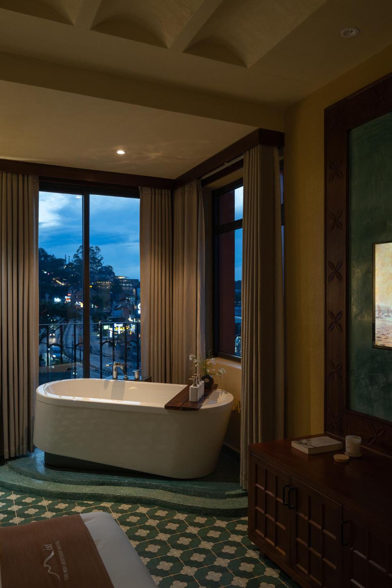 Suite with City View - Photo 9