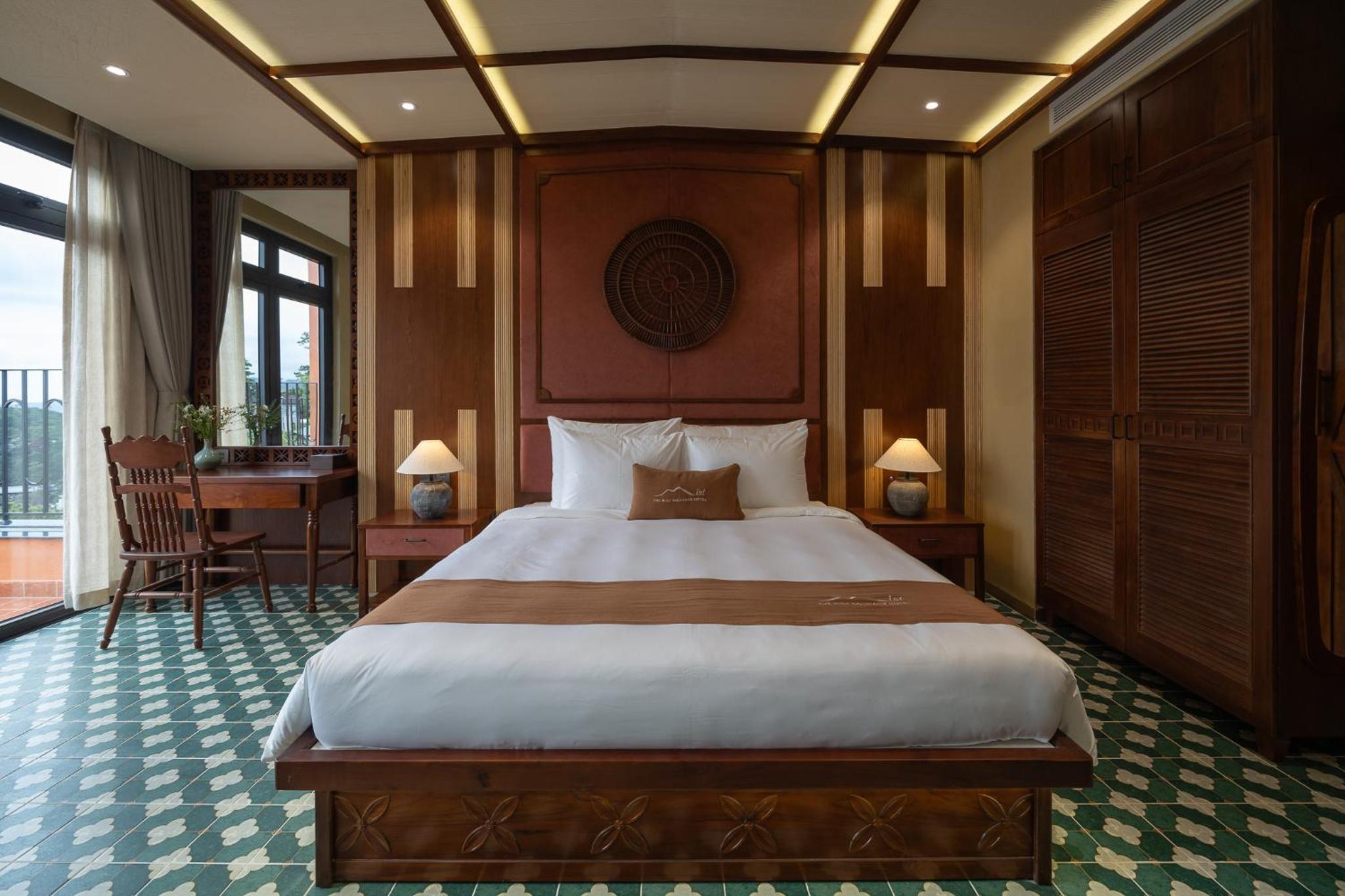 Executive Suite - Photo 5