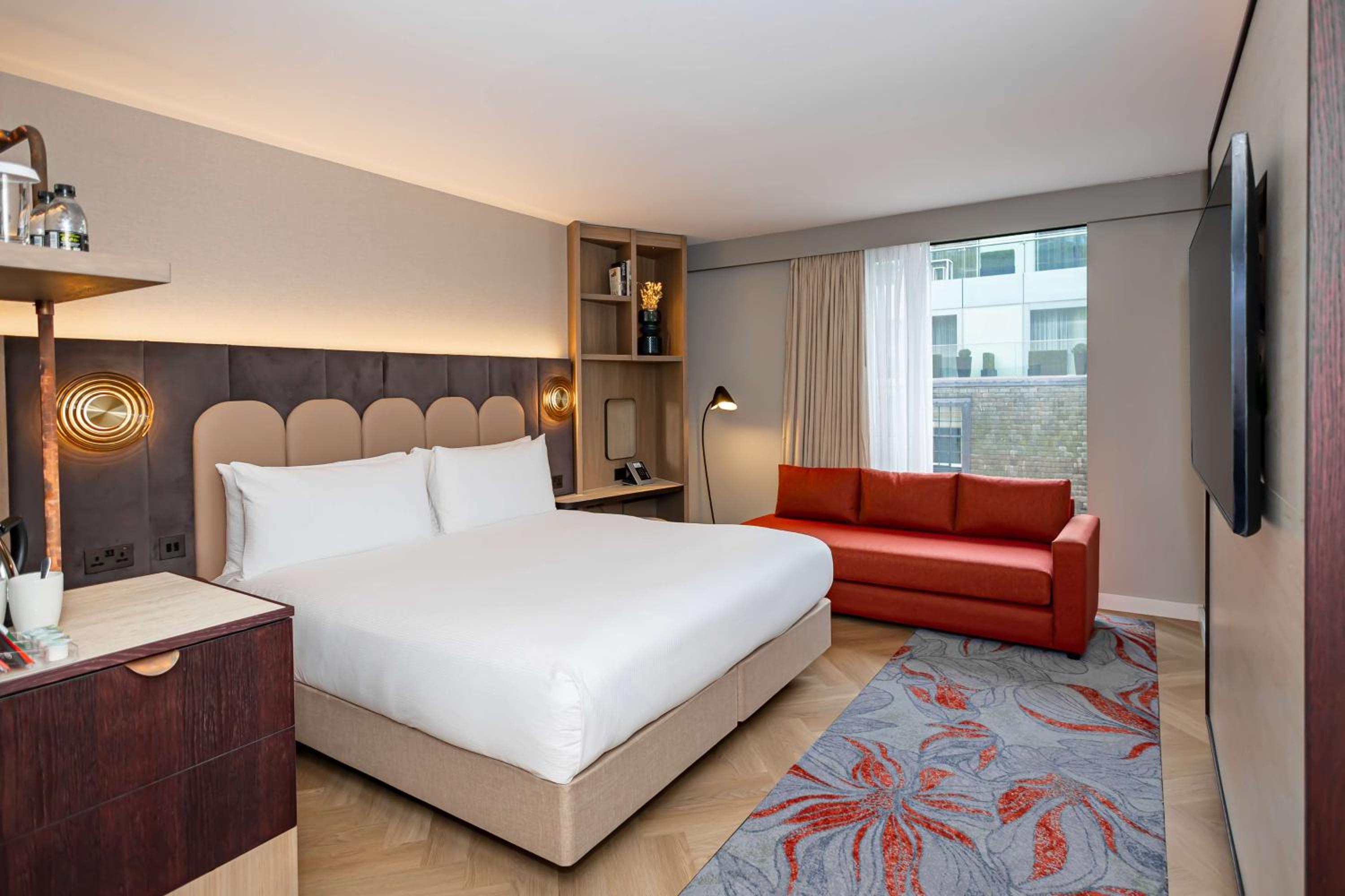 Deluxe King Room with Single Sofa Bed - Tower photo 3
