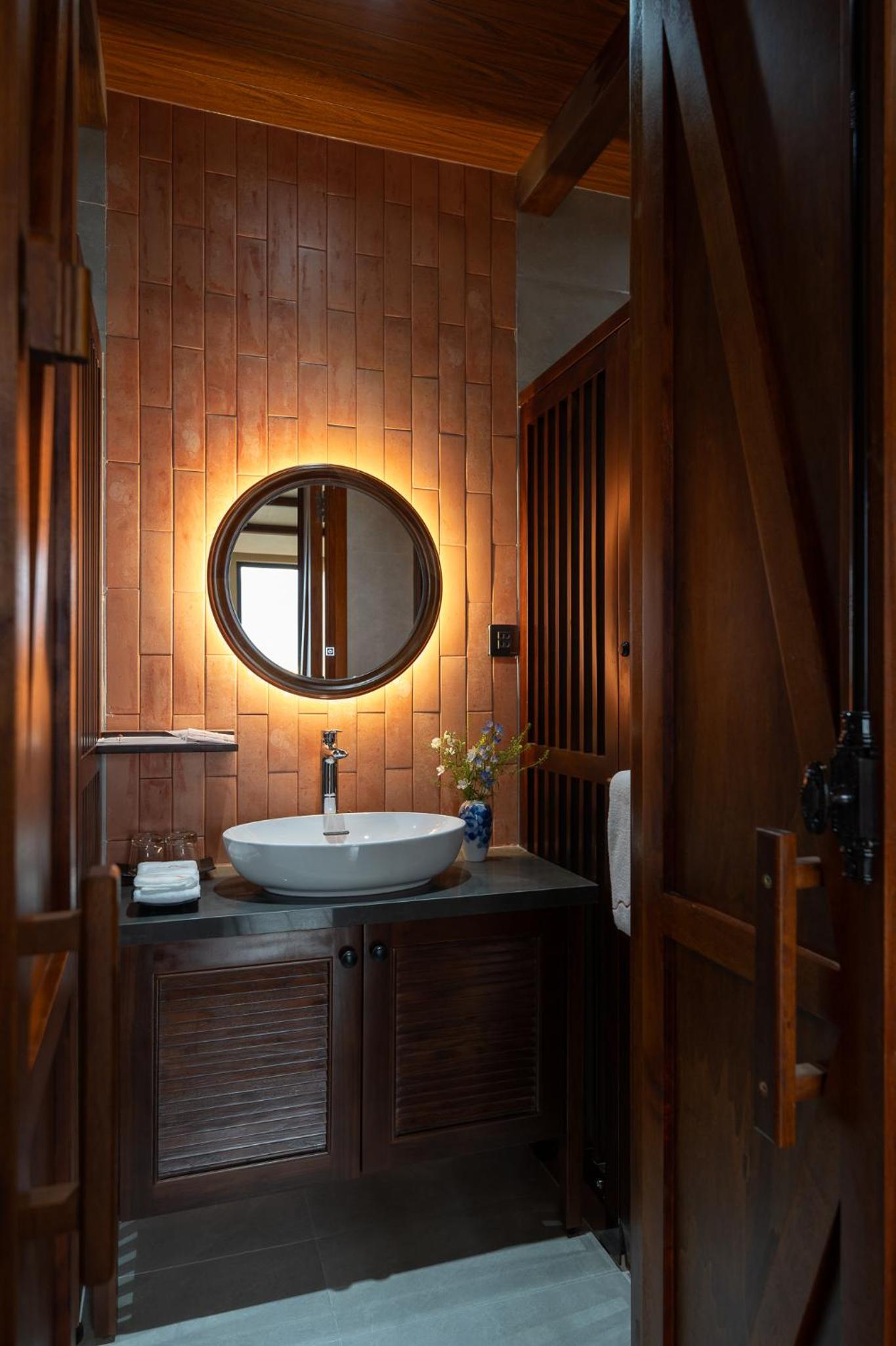 Executive Suite - Photo 2