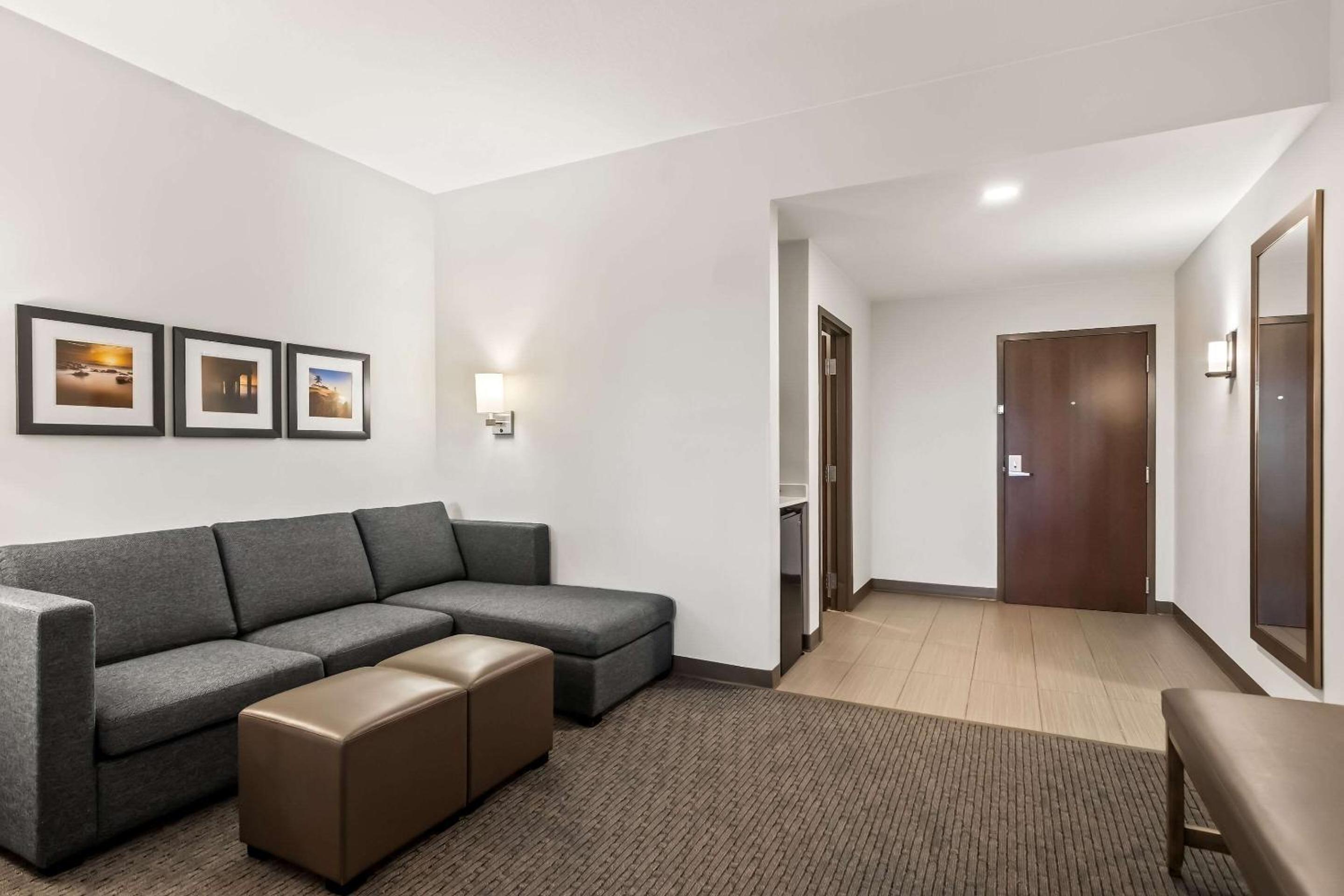 Queen Suite with Two Queen Beds - Non-Smoking - Photo 1