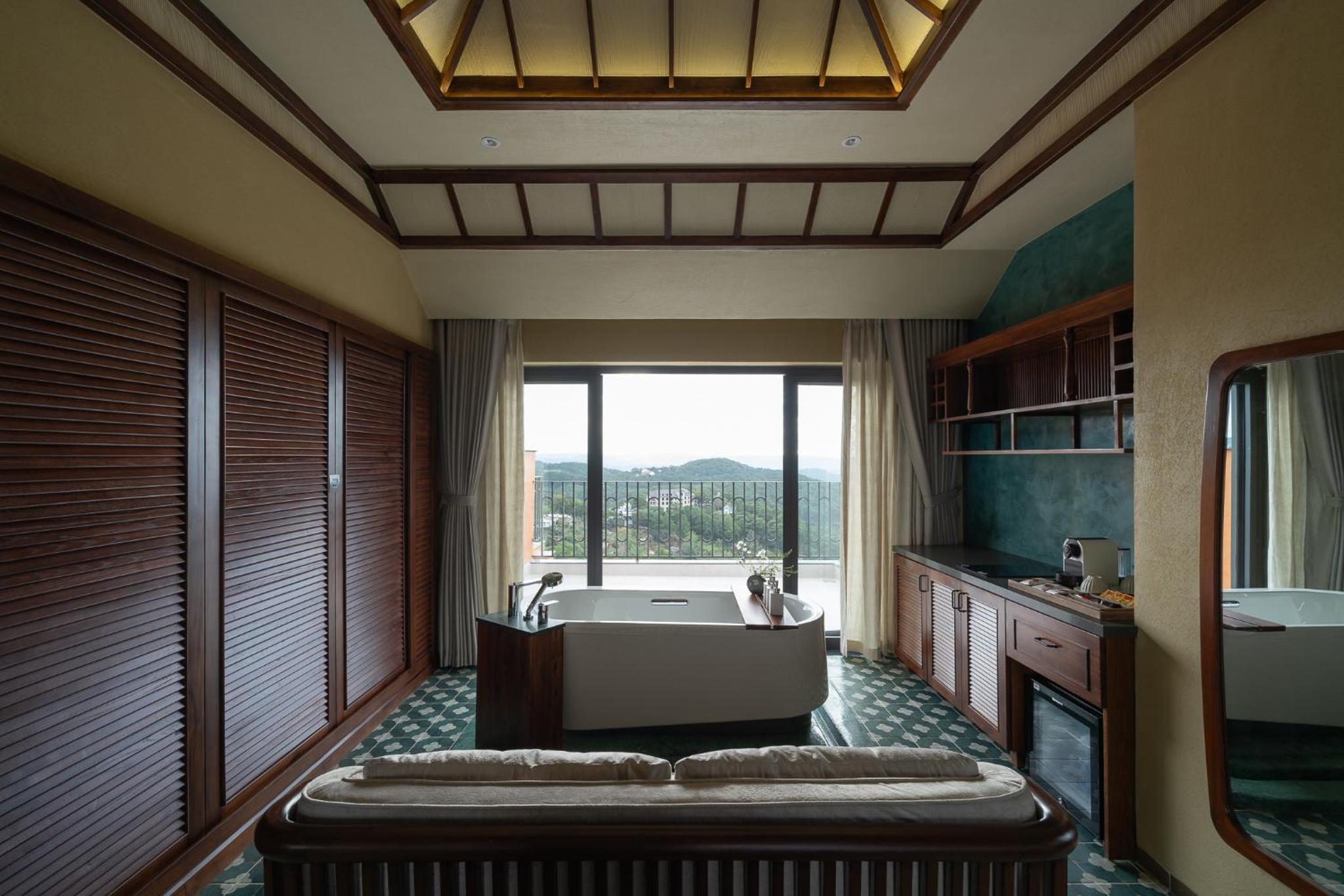 Suite - Photo 1